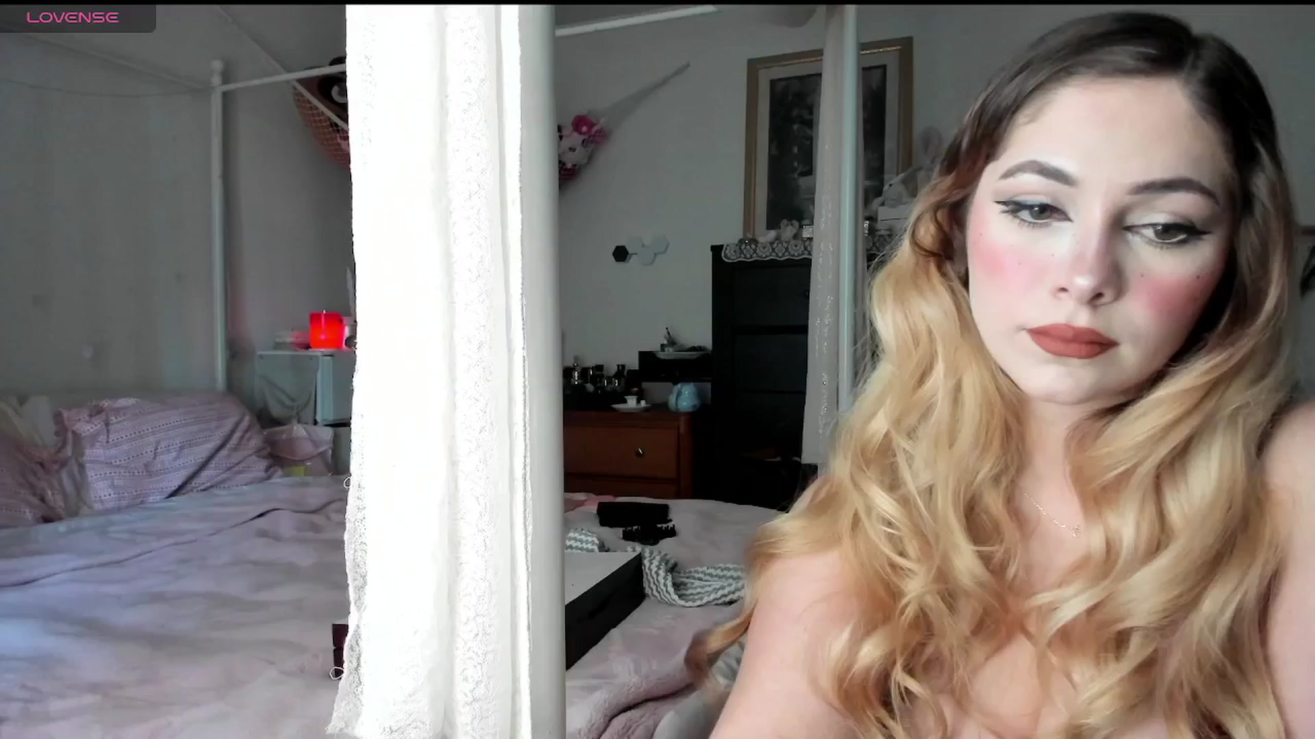 Gallery image thumbnail from lolypopbubble's myfreecams stream on, 03/21/2025, 18:37 image 11 of 20