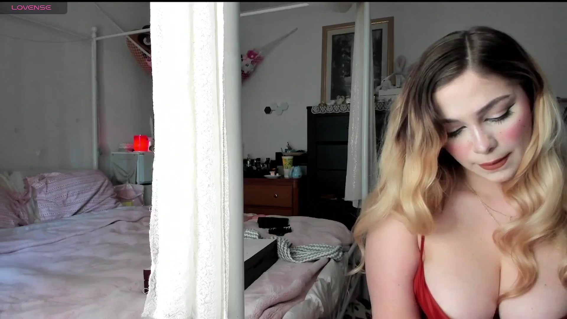 Gallery image thumbnail from lolypopbubble's myfreecams stream on, 03/21/2025, 18:37 image 8 of 20