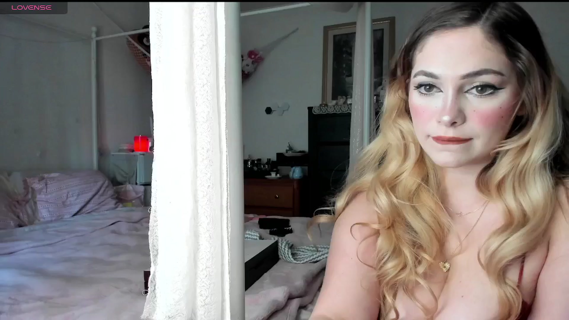 Gallery image thumbnail from lolypopbubble's myfreecams stream on, 03/21/2025, 18:37 image 12 of 20