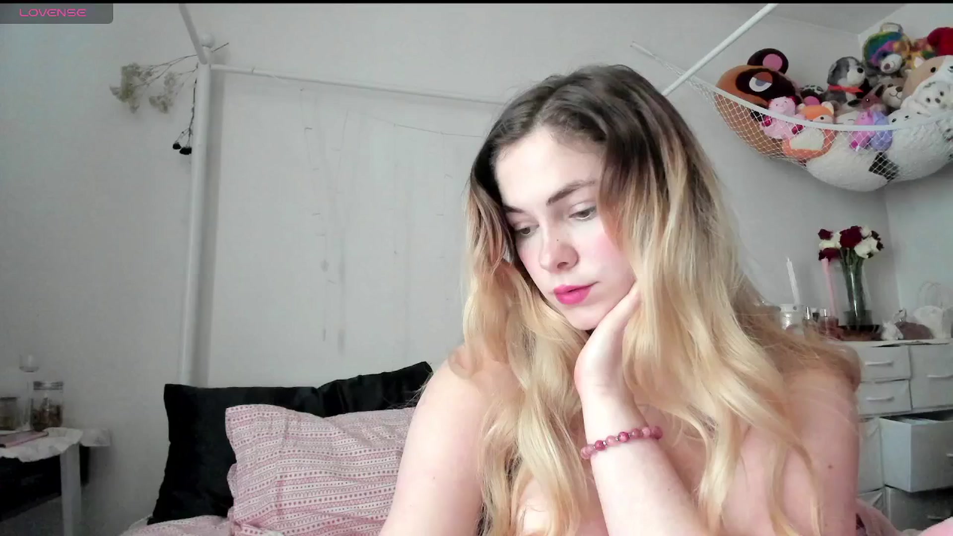 Gallery image thumbnail from lolypopbubble's myfreecams stream on, 03/26/2025, 15:57 image 18 of 20