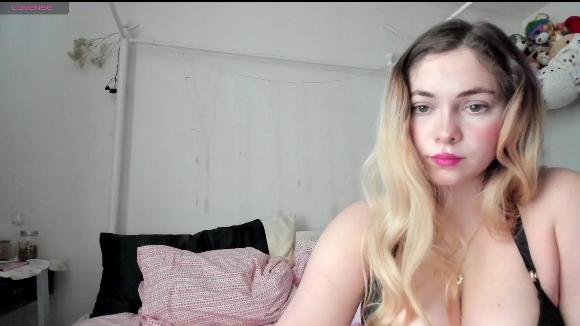 Gallery image thumbnail from lolypopbubble's myfreecams stream on, 03/26/2025, 15:57 image 16 of 20