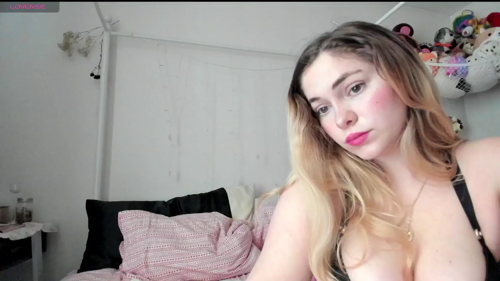 Gallery image thumbnail from lolypopbubble's myfreecams stream on, 03/26/2025, 15:57 image 15 of 20