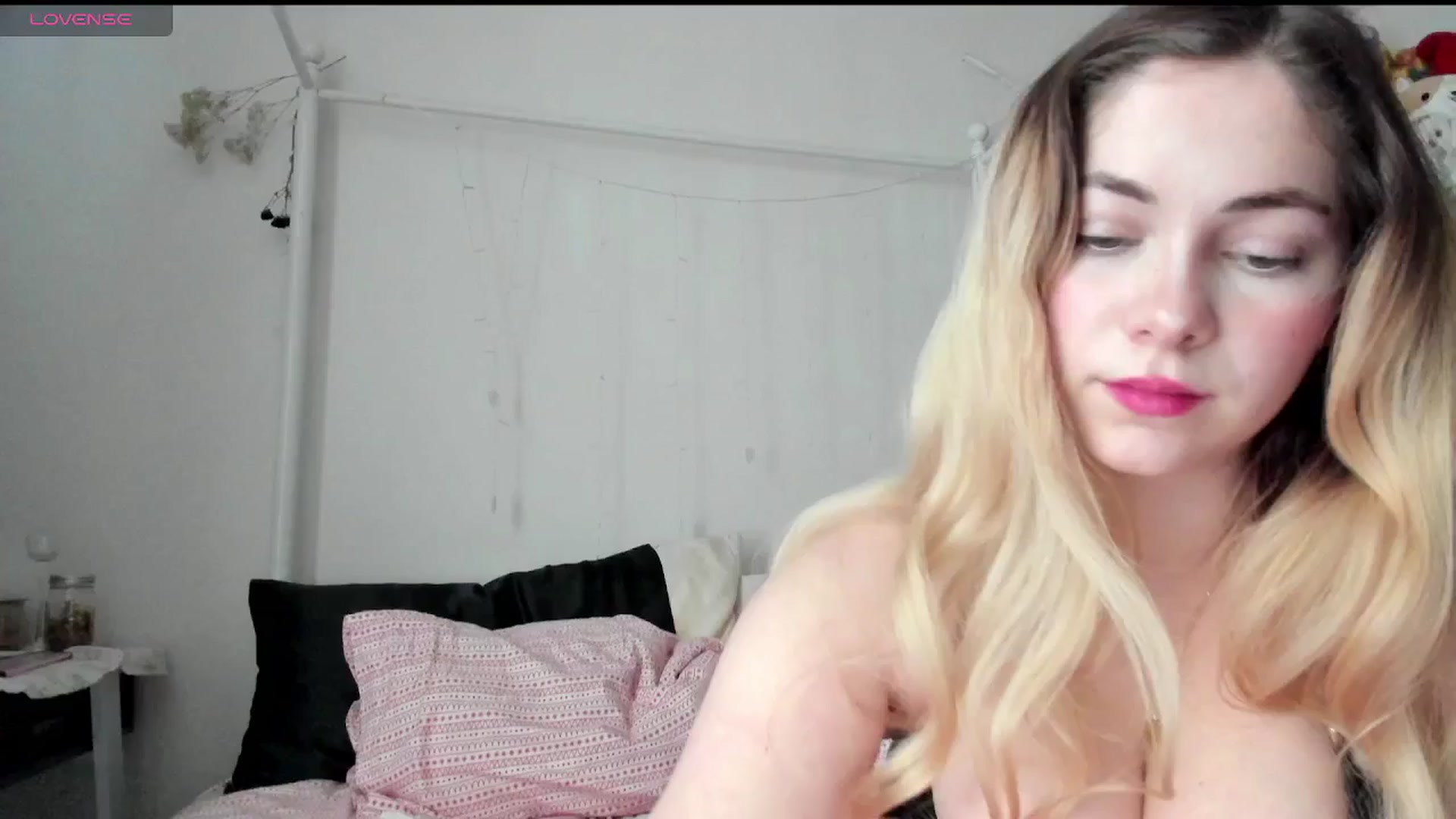 Gallery image thumbnail from lolypopbubble's myfreecams stream on, 03/26/2025, 15:57 image 14 of 20