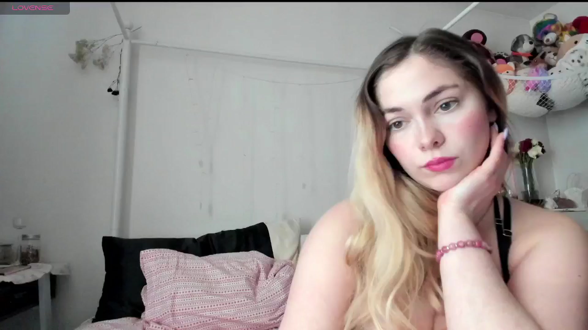 Gallery image thumbnail from lolypopbubble's myfreecams stream on, 03/26/2025, 15:57 image 12 of 20