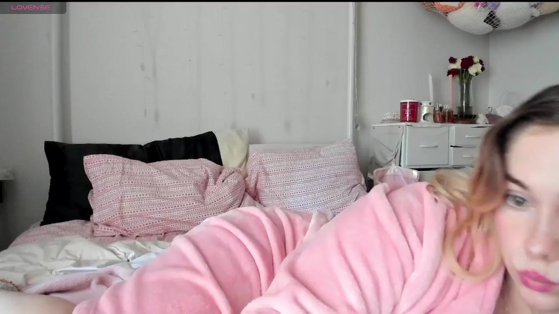 Gallery image thumbnail from lolypopbubble's myfreecams stream on, 03/26/2025, 17:11 image 12 of 20