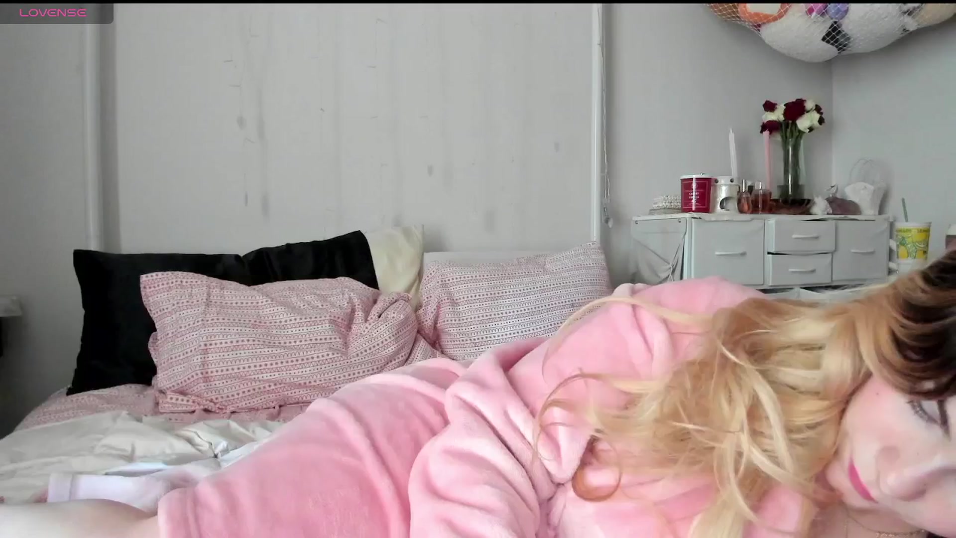 Gallery image thumbnail from lolypopbubble's myfreecams stream on, 03/26/2025, 17:11 image 14 of 20