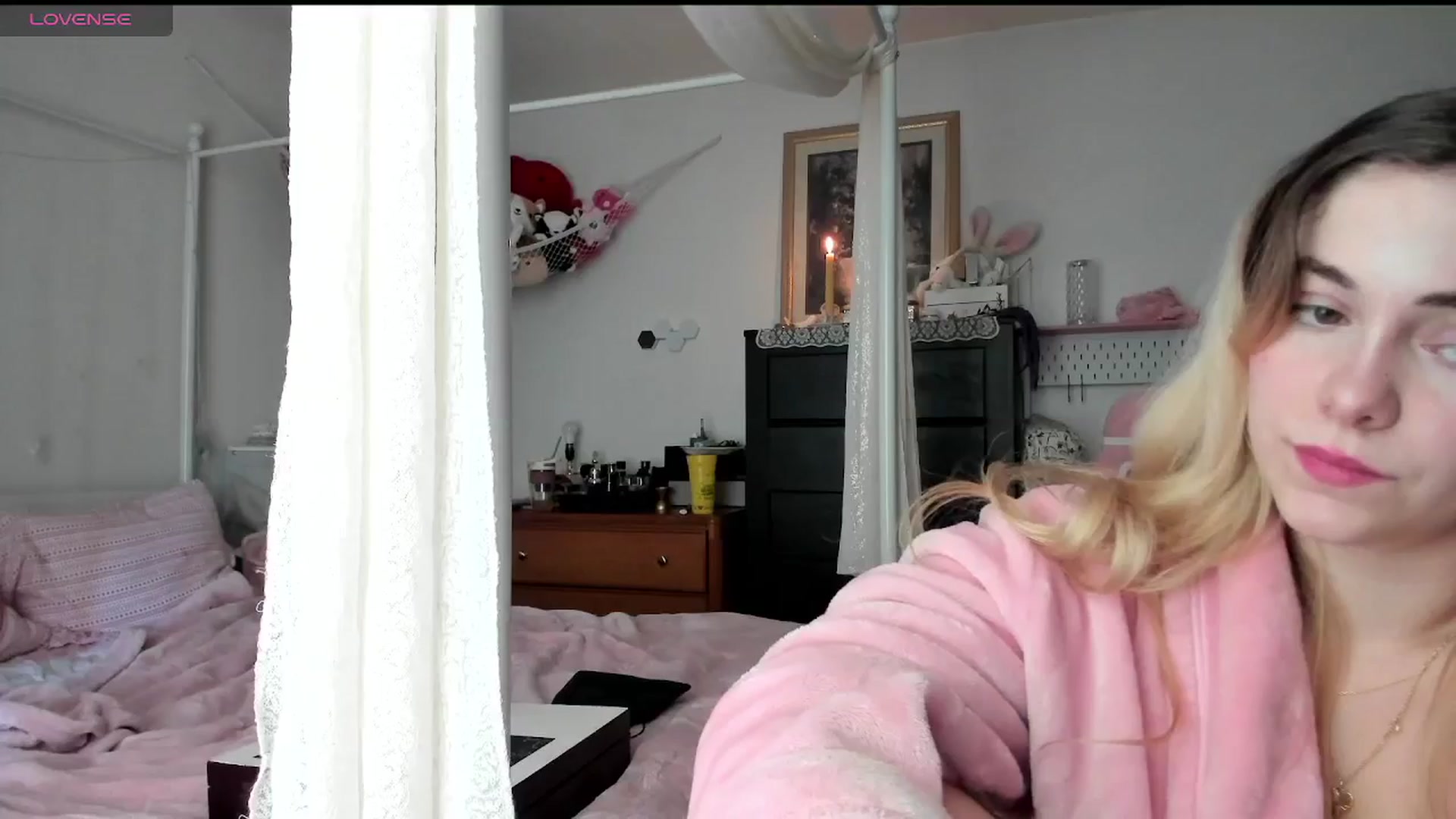 Gallery image thumbnail from lolypopbubble's myfreecams stream on, 03/26/2025, 18:44 image 14 of 20