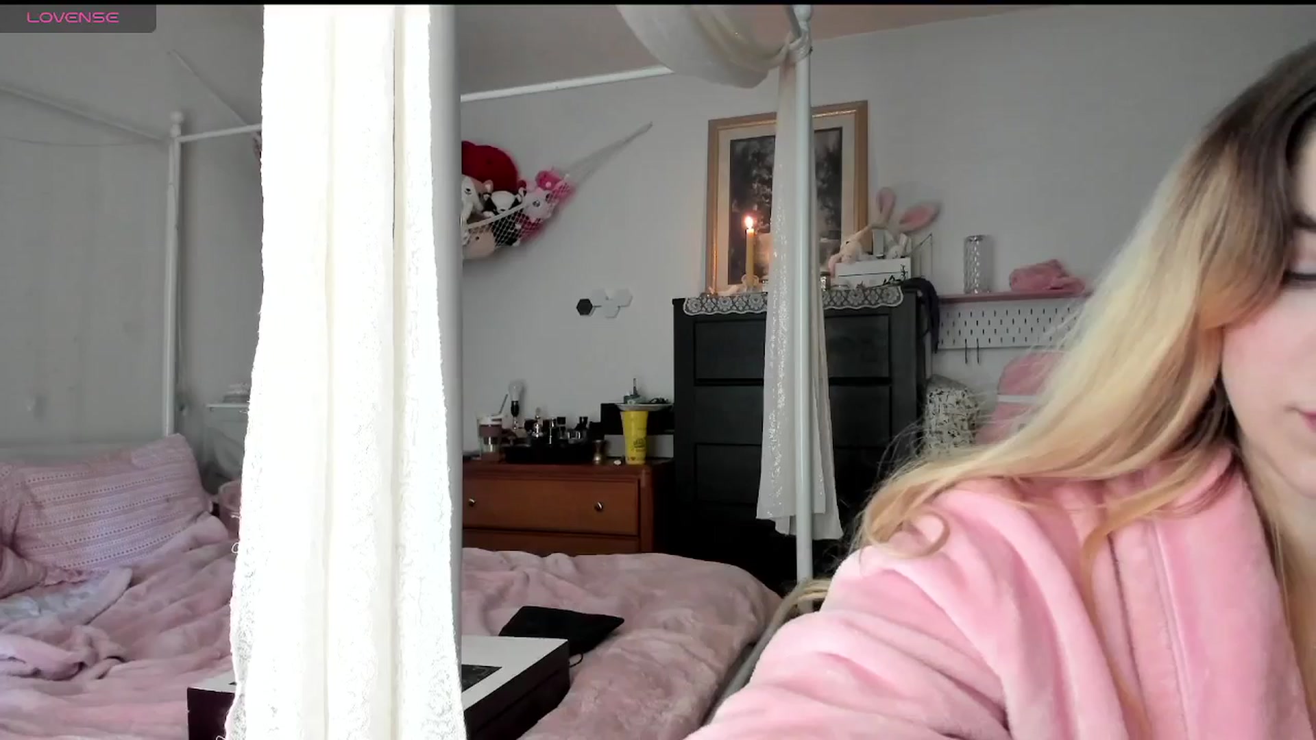 Gallery image thumbnail from lolypopbubble's myfreecams stream on, 03/26/2025, 18:44 image 11 of 20