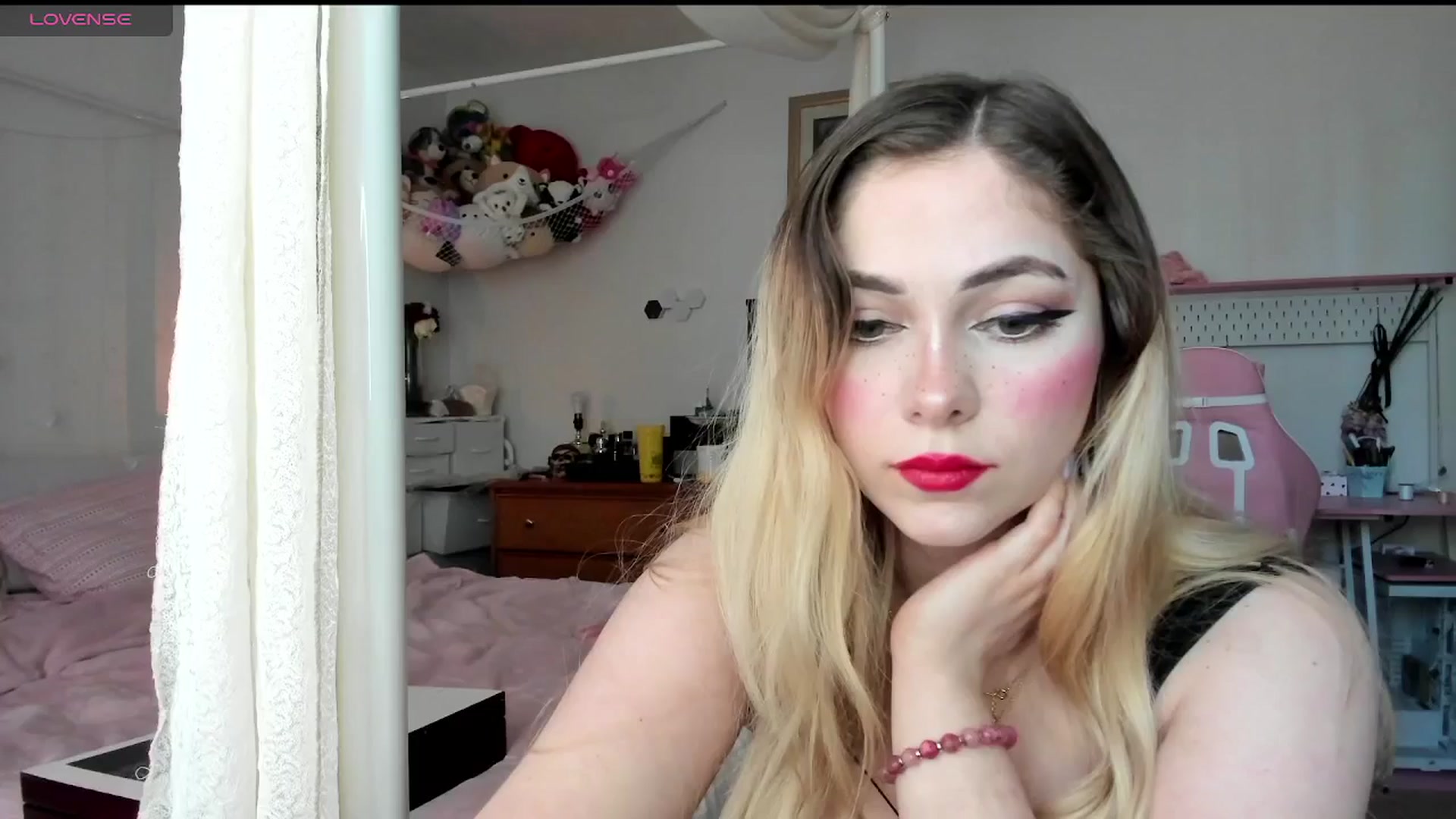 Gallery image thumbnail from lolypopbubble's myfreecams stream on, 03/27/2025, 20:57 image 6 of 20