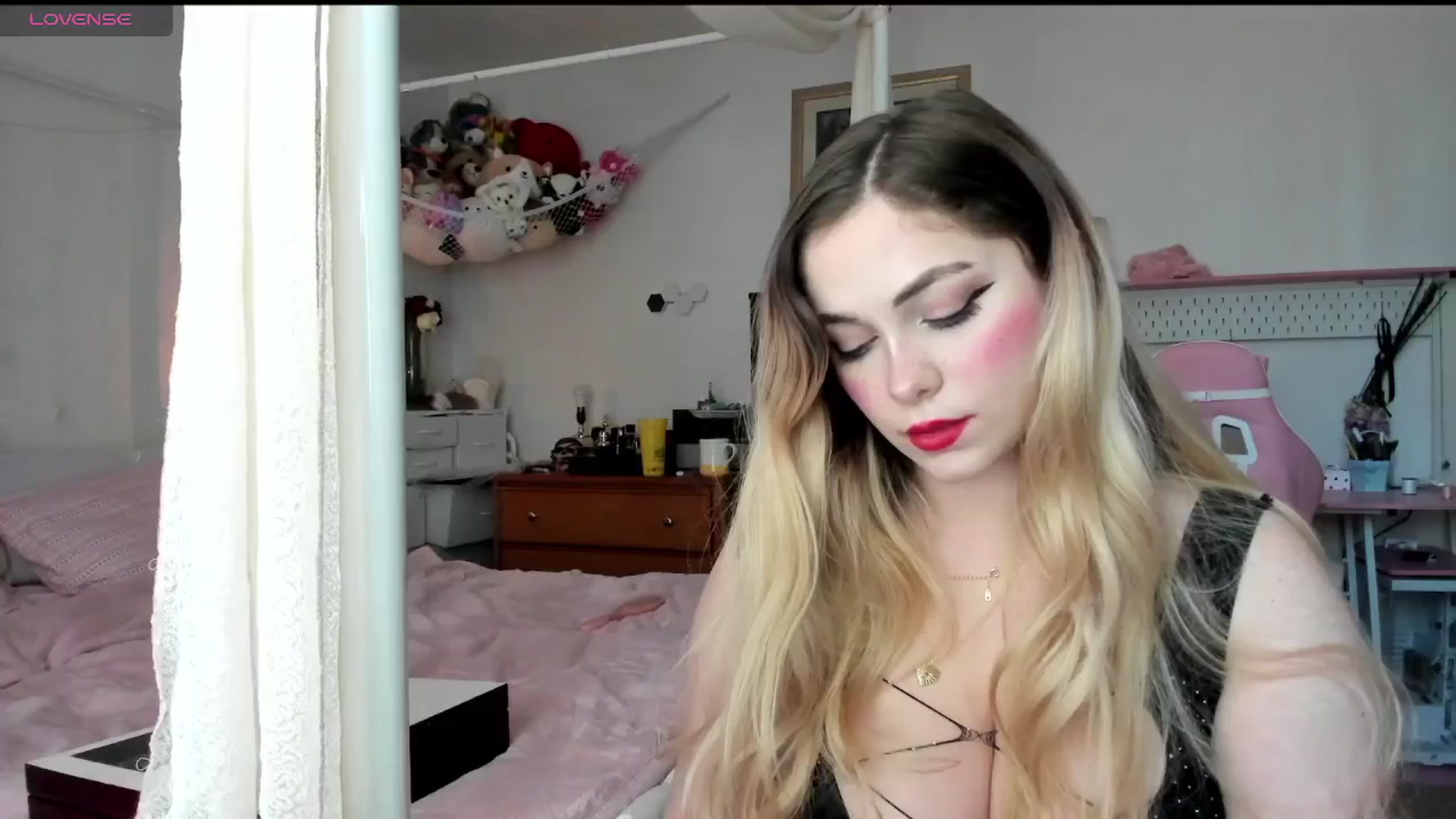 Gallery image thumbnail from lolypopbubble's myfreecams stream on, 03/27/2025, 20:57 image 4 of 20
