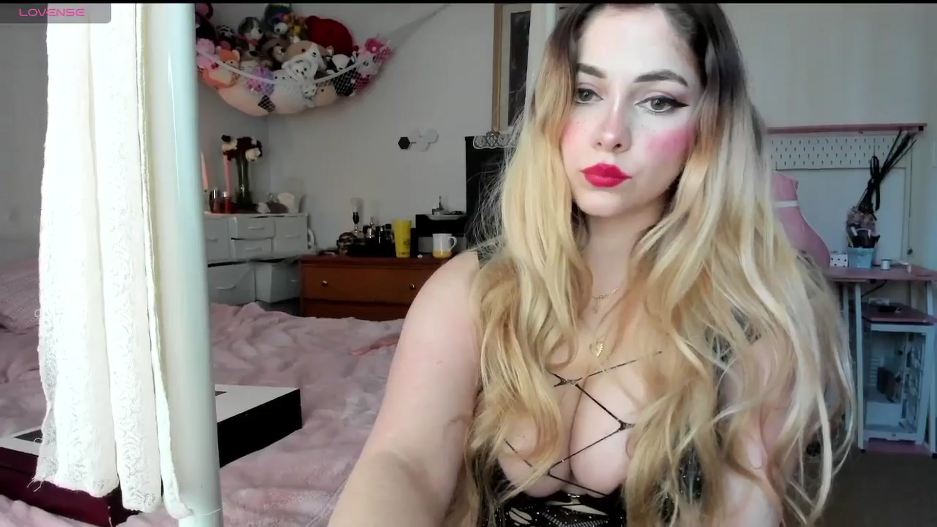 Gallery image thumbnail from lolypopbubble's myfreecams stream on, 03/27/2025, 20:57 image 10 of 20
