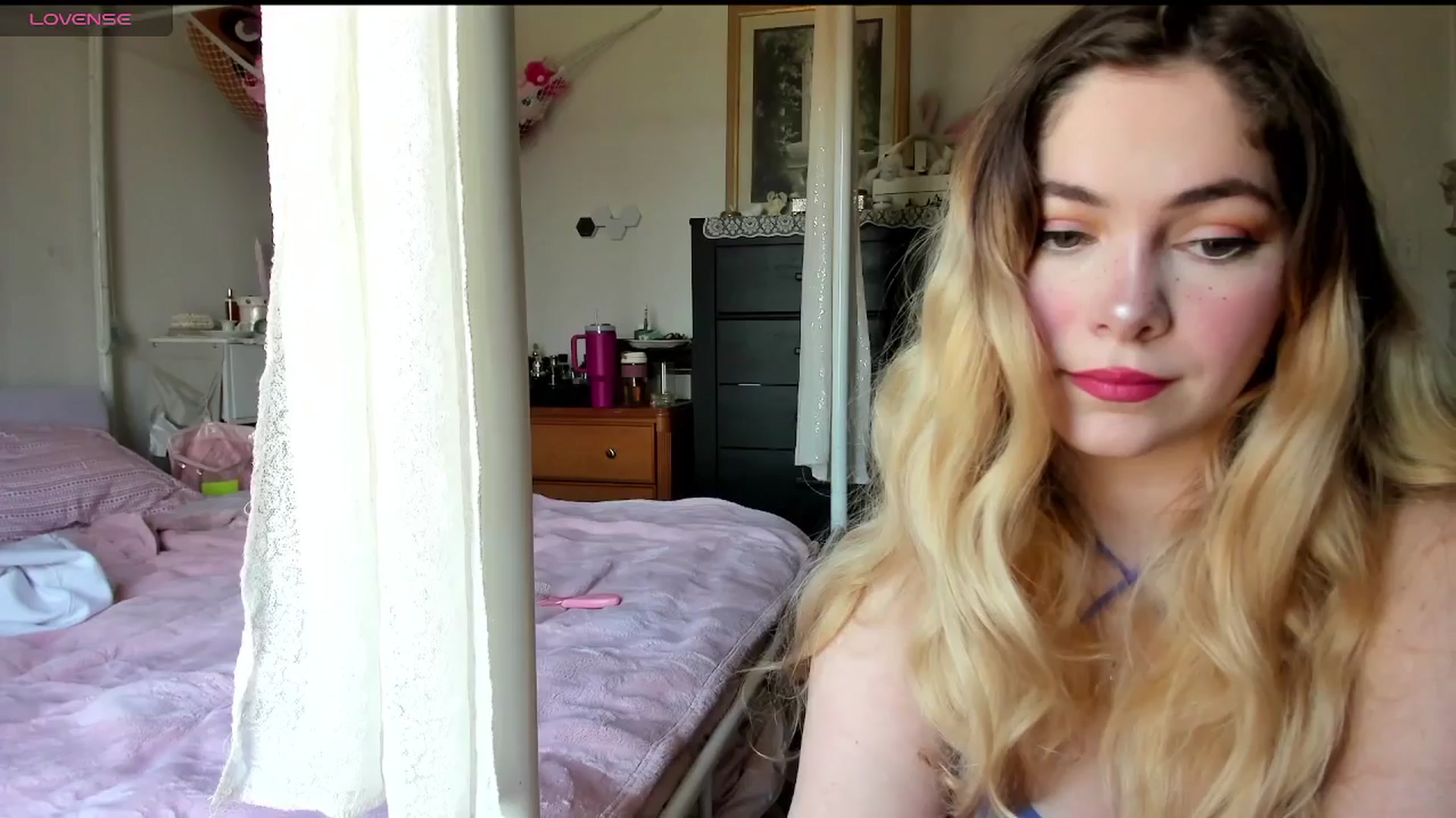 Gallery image thumbnail from lolypopbubble's myfreecams stream on, 04/01/2025, 18:01 image 8 of 20
