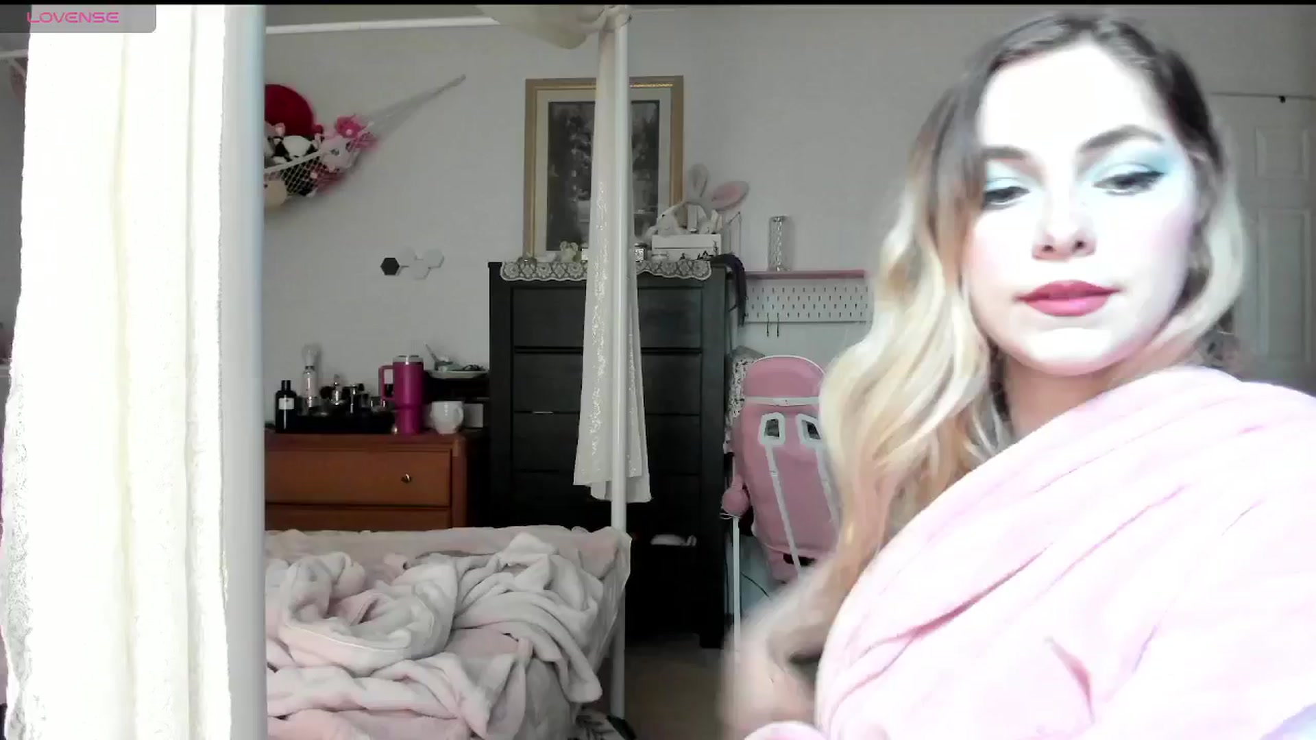Gallery image thumbnail from lolypopbubble's myfreecams stream on, 04/02/2025, 19:17 image 9 of 20