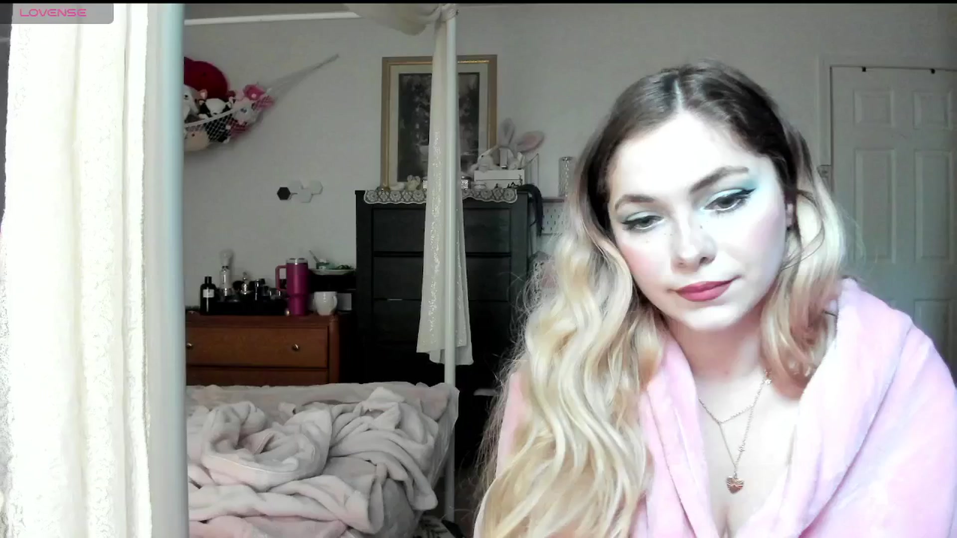 Gallery image thumbnail from lolypopbubble's myfreecams stream on, 04/02/2025, 19:17 image 17 of 20