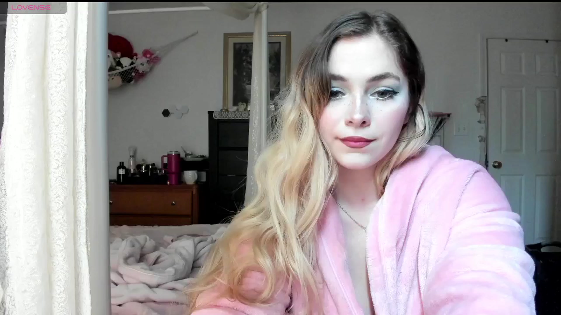 Gallery image thumbnail from lolypopbubble's myfreecams stream on, 04/02/2025, 19:17 image 14 of 20