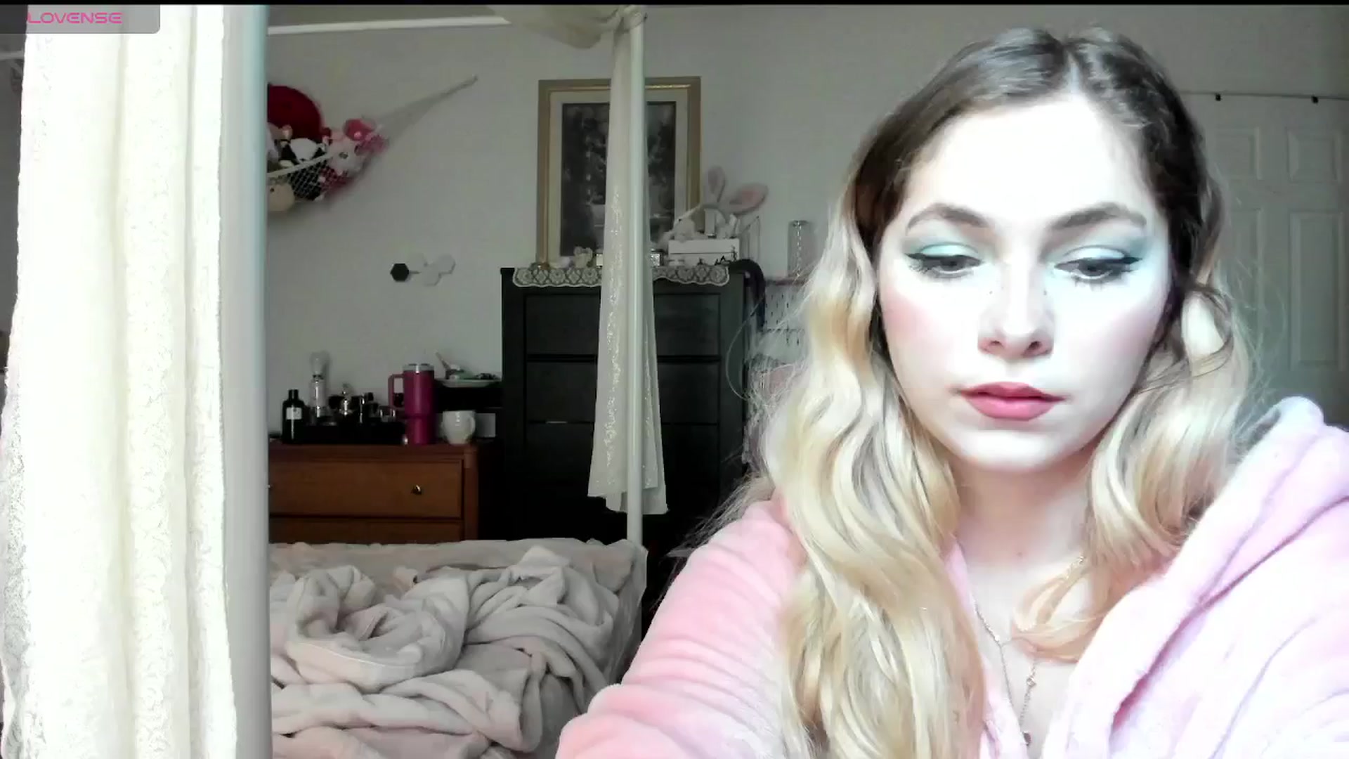 Gallery image thumbnail from lolypopbubble's myfreecams stream on, 04/02/2025, 19:17 image 20 of 20