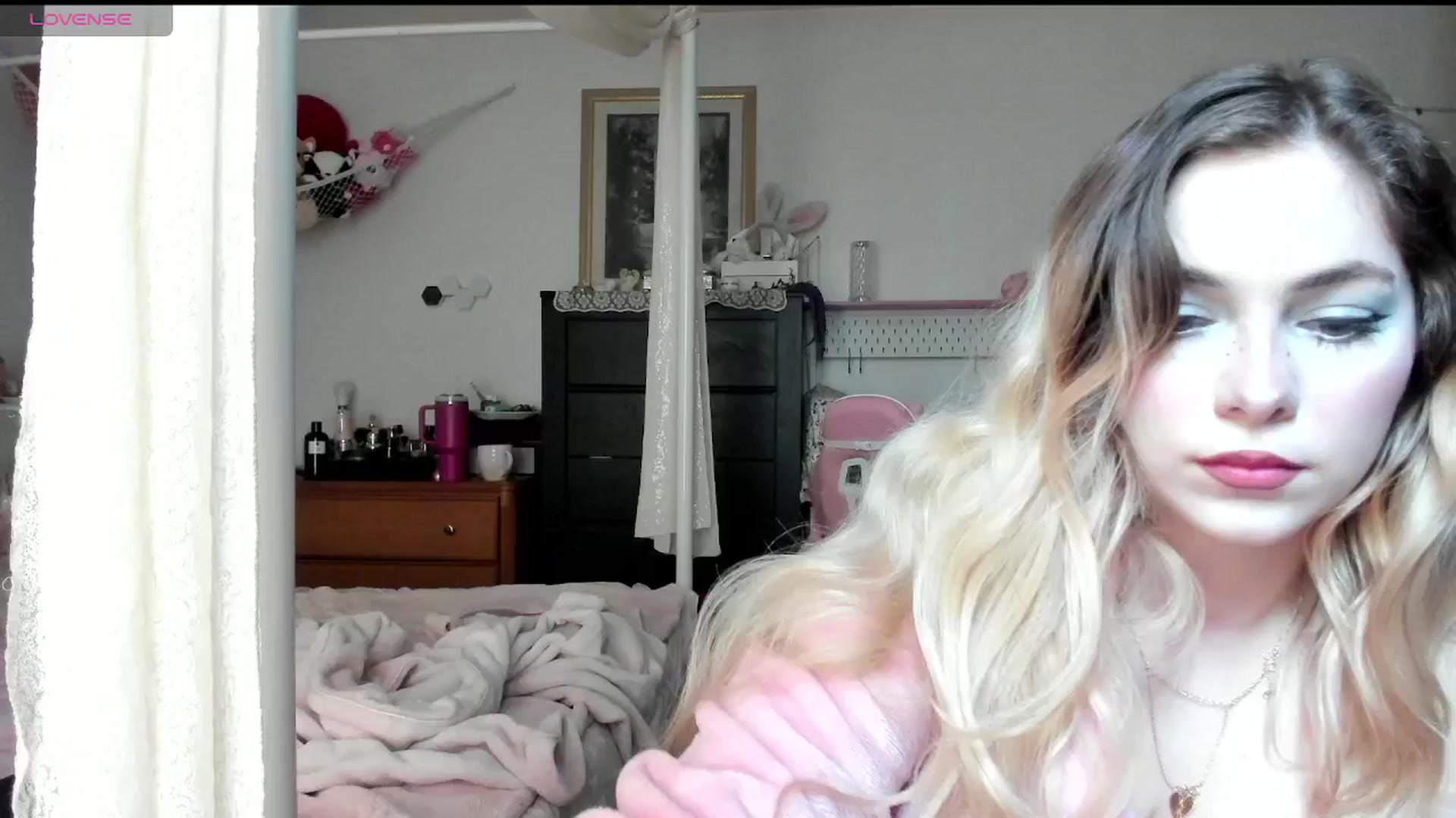 Gallery image thumbnail from lolypopbubble's myfreecams stream on, 04/02/2025, 19:17 image 1 of 20