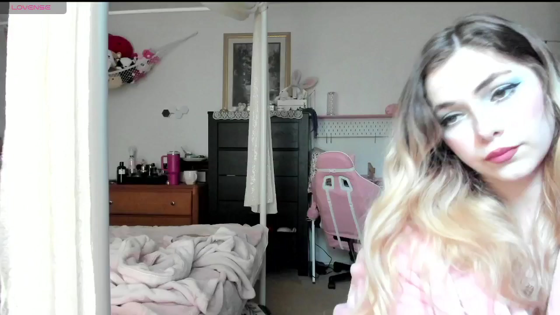 Gallery image thumbnail from lolypopbubble's myfreecams stream on, 04/02/2025, 19:17 image 10 of 20