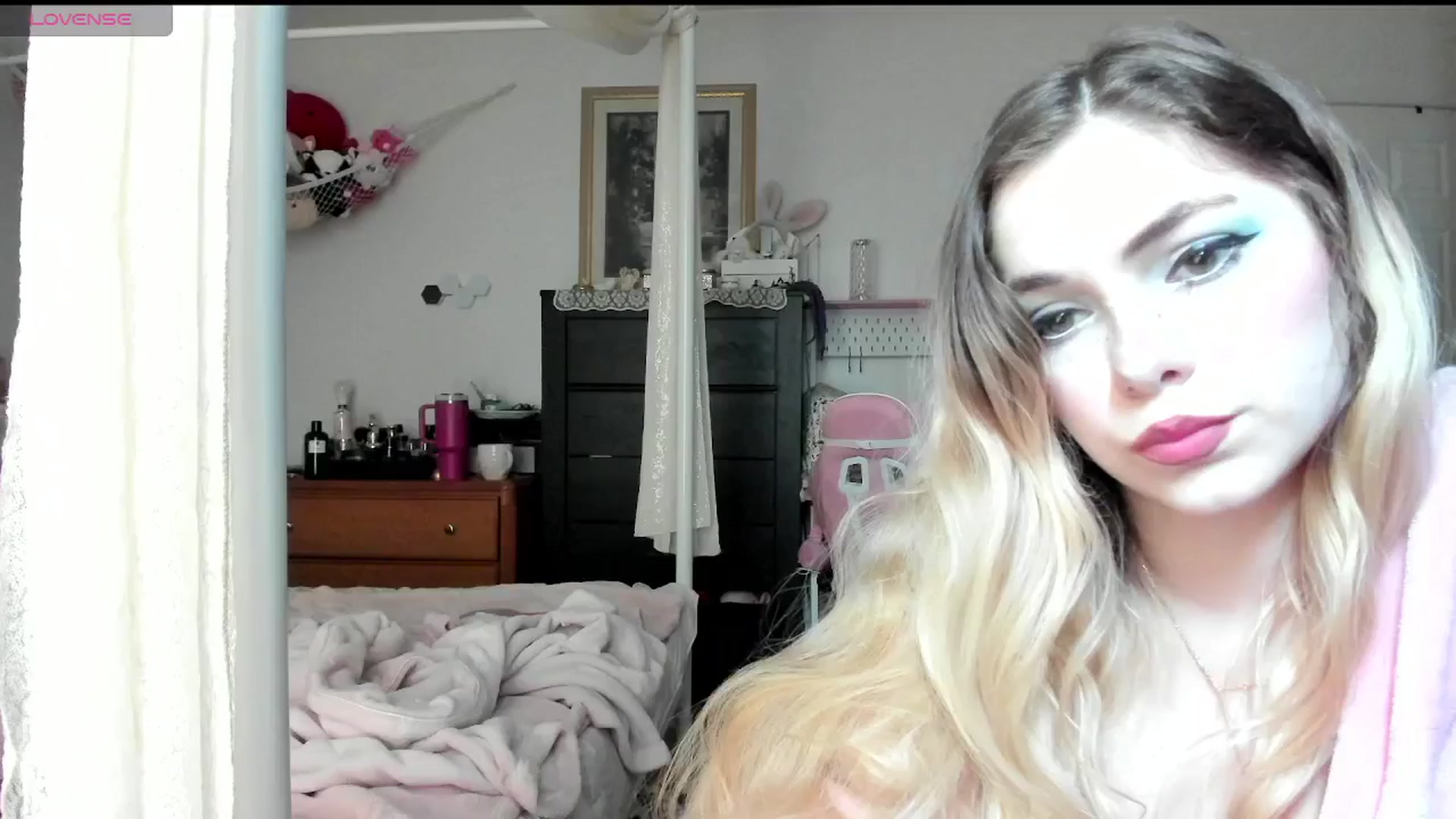 Gallery image thumbnail from lolypopbubble's myfreecams stream on, 04/02/2025, 19:17 image 8 of 20