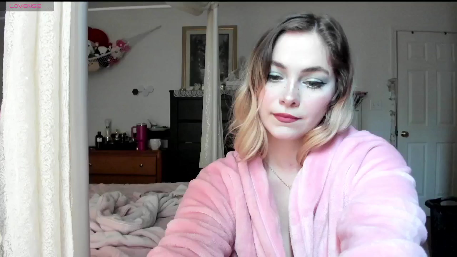 Gallery image thumbnail from lolypopbubble's myfreecams stream on, 04/02/2025, 19:17 image 13 of 20