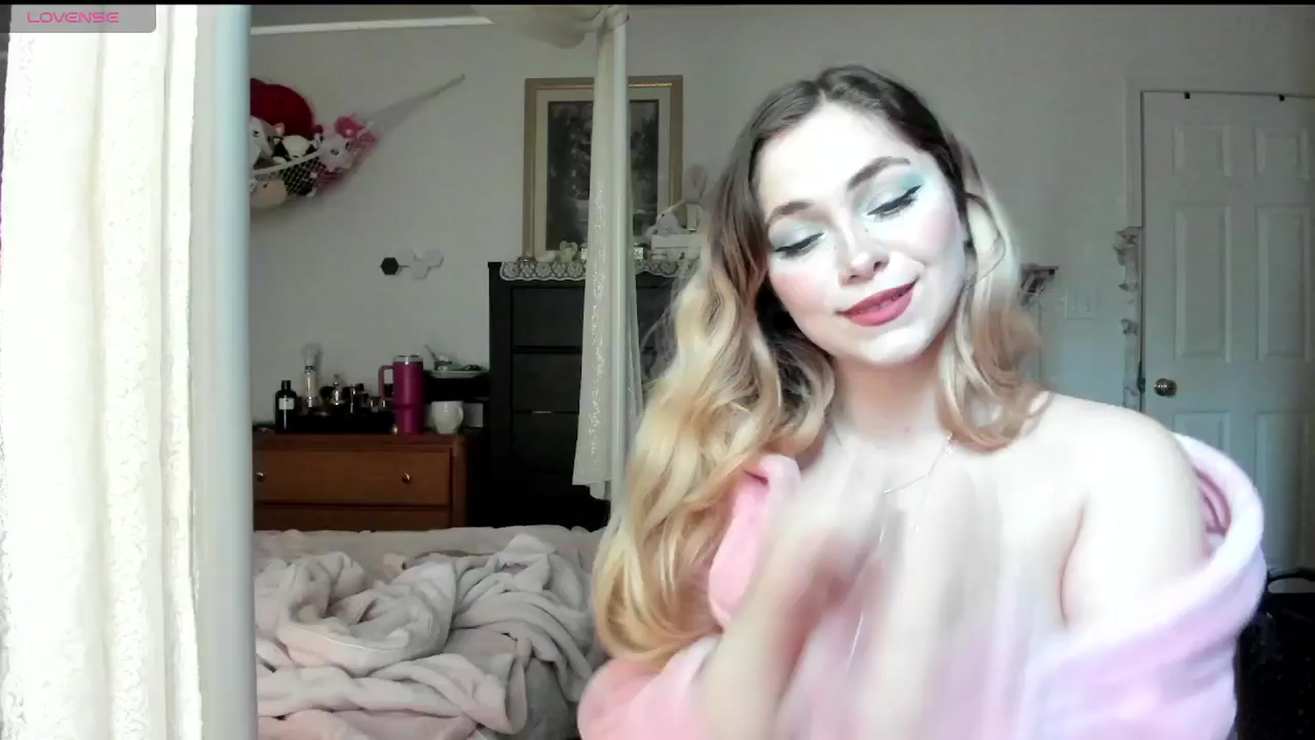 Gallery image thumbnail from lolypopbubble's myfreecams stream on, 04/02/2025, 19:17 image 18 of 20