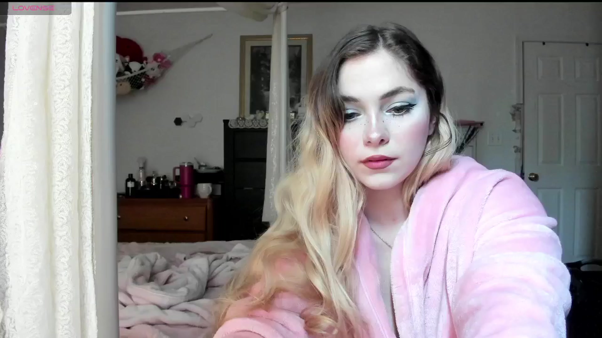 Gallery image thumbnail from lolypopbubble's myfreecams stream on, 04/02/2025, 19:17 image 15 of 20