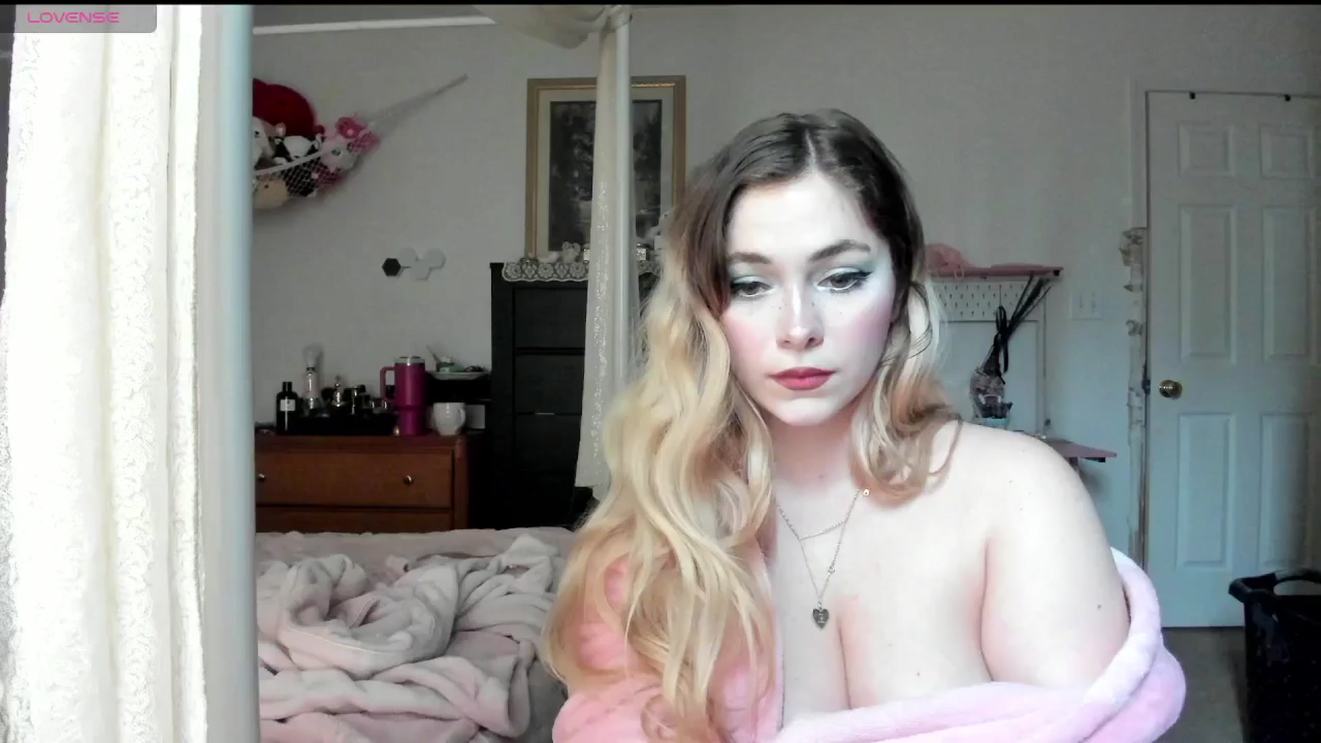 Gallery image thumbnail from lolypopbubble's myfreecams stream on, 04/02/2025, 19:17 image 19 of 20