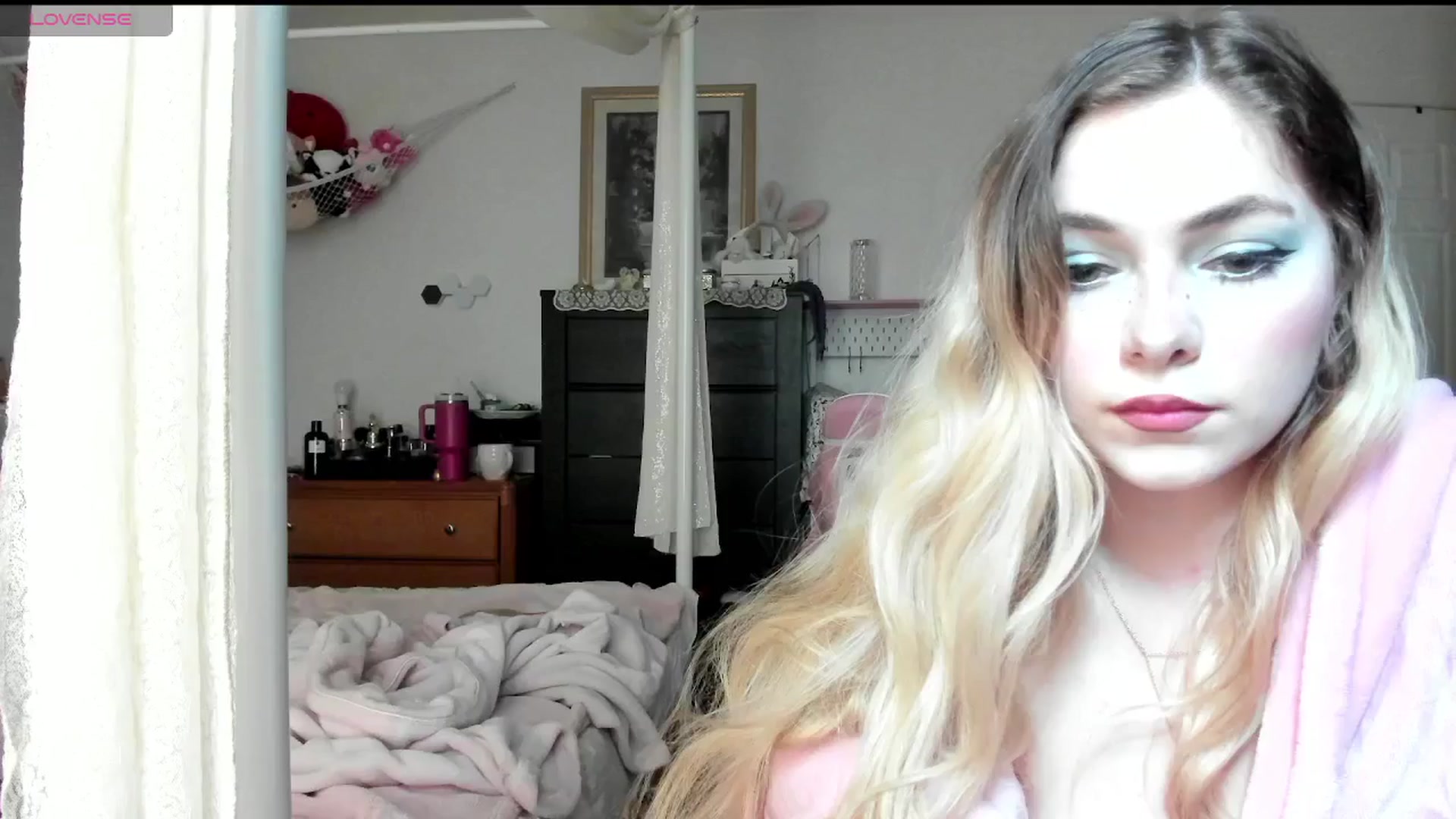 Gallery image thumbnail from lolypopbubble's myfreecams stream on, 04/02/2025, 19:17 image 7 of 20