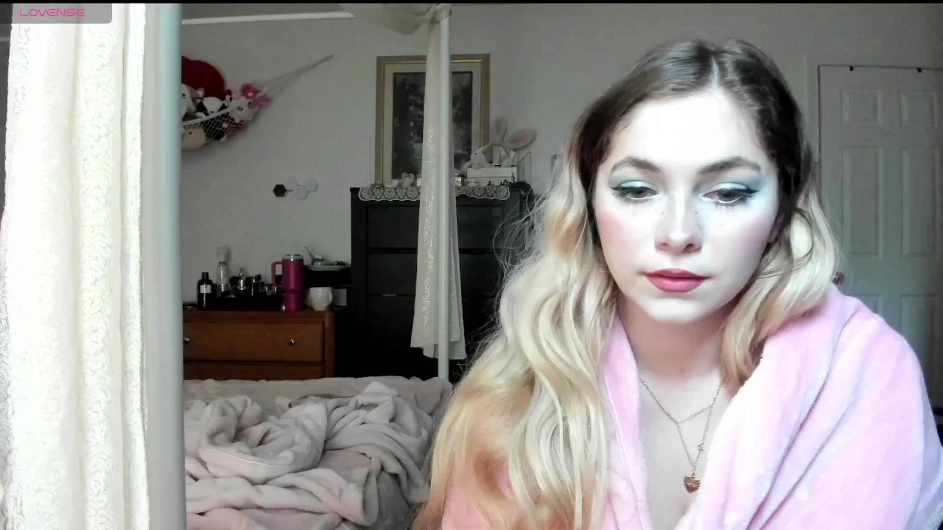 Gallery image thumbnail from lolypopbubble's myfreecams stream on, 04/02/2025, 19:17 image 16 of 20