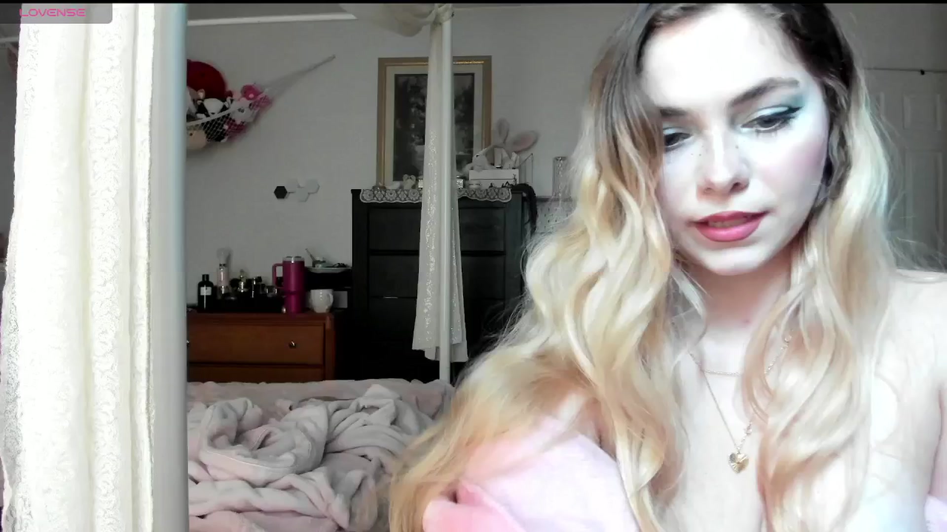 Gallery image thumbnail from lolypopbubble's myfreecams stream on, 04/02/2025, 19:17 image 5 of 20