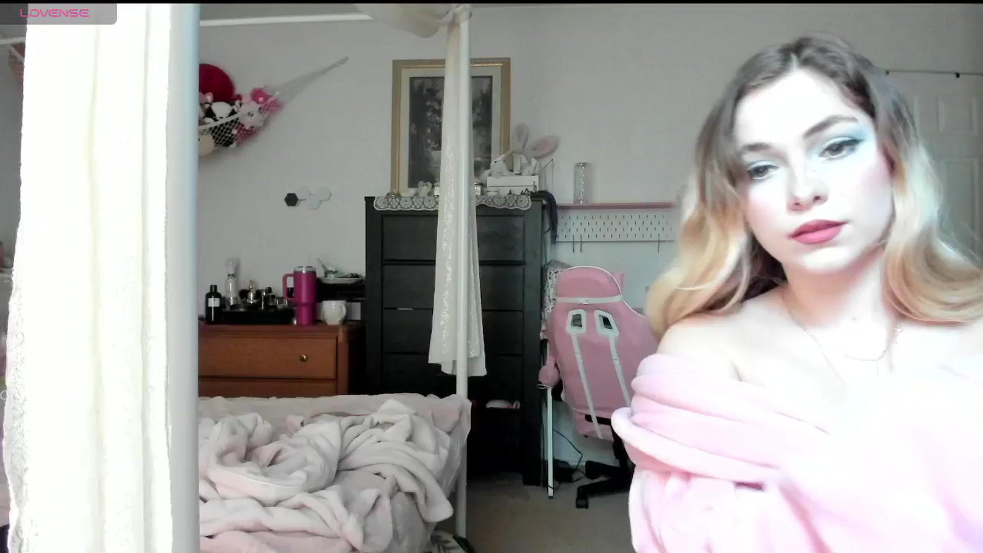 Gallery image thumbnail from lolypopbubble's myfreecams stream on, 04/02/2025, 19:17 image 4 of 20