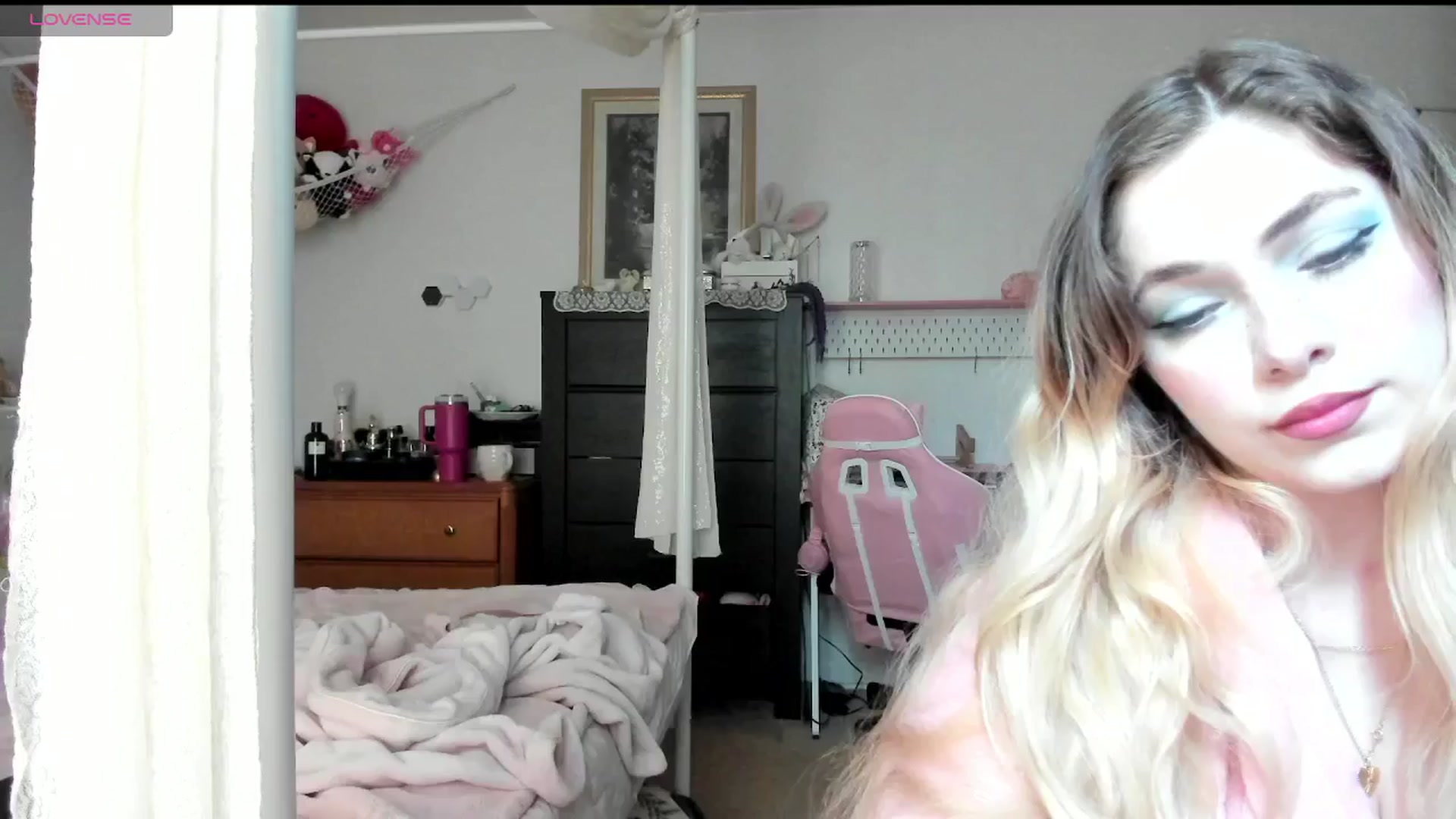 Gallery image thumbnail from lolypopbubble's myfreecams stream on, 04/02/2025, 19:17 image 2 of 20