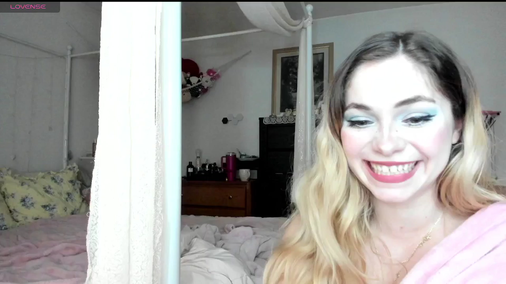 Gallery image thumbnail from lolypopbubble's myfreecams stream on, 04/02/2025, 21:25 image 18 of 20