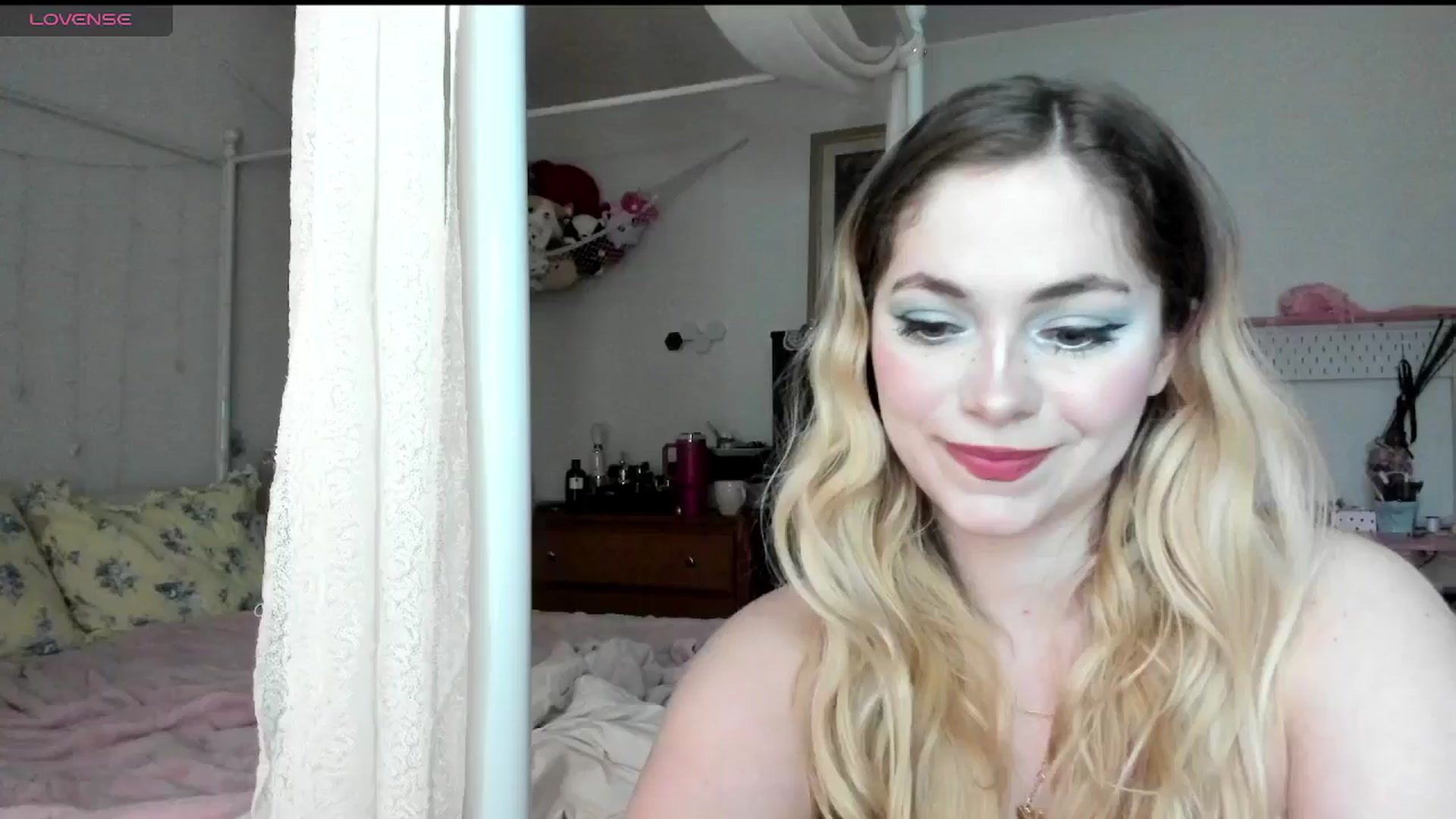 Gallery image thumbnail from lolypopbubble's myfreecams stream on, 04/02/2025, 21:25 image 3 of 20