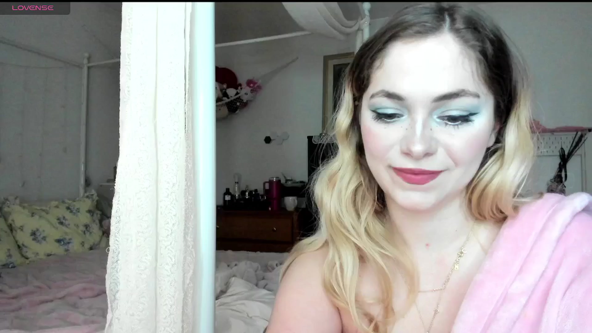 Gallery image thumbnail from lolypopbubble's myfreecams stream on, 04/02/2025, 21:25 image 15 of 20