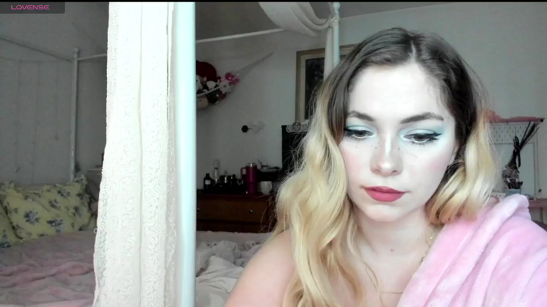 Gallery image thumbnail from lolypopbubble's myfreecams stream on, 04/02/2025, 21:25 image 14 of 20