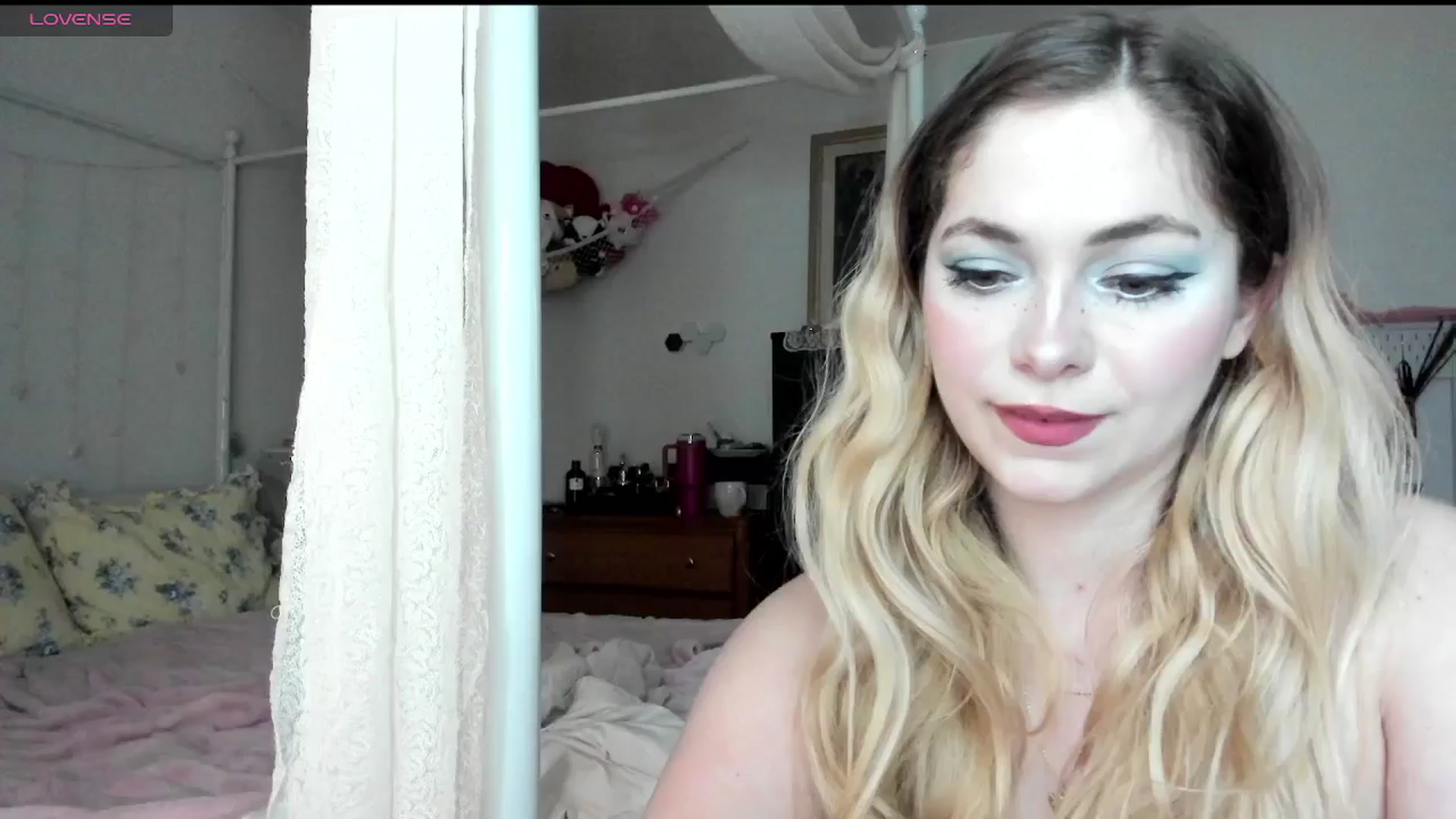 Gallery image thumbnail from lolypopbubble's myfreecams stream on, 04/02/2025, 21:25 image 4 of 20