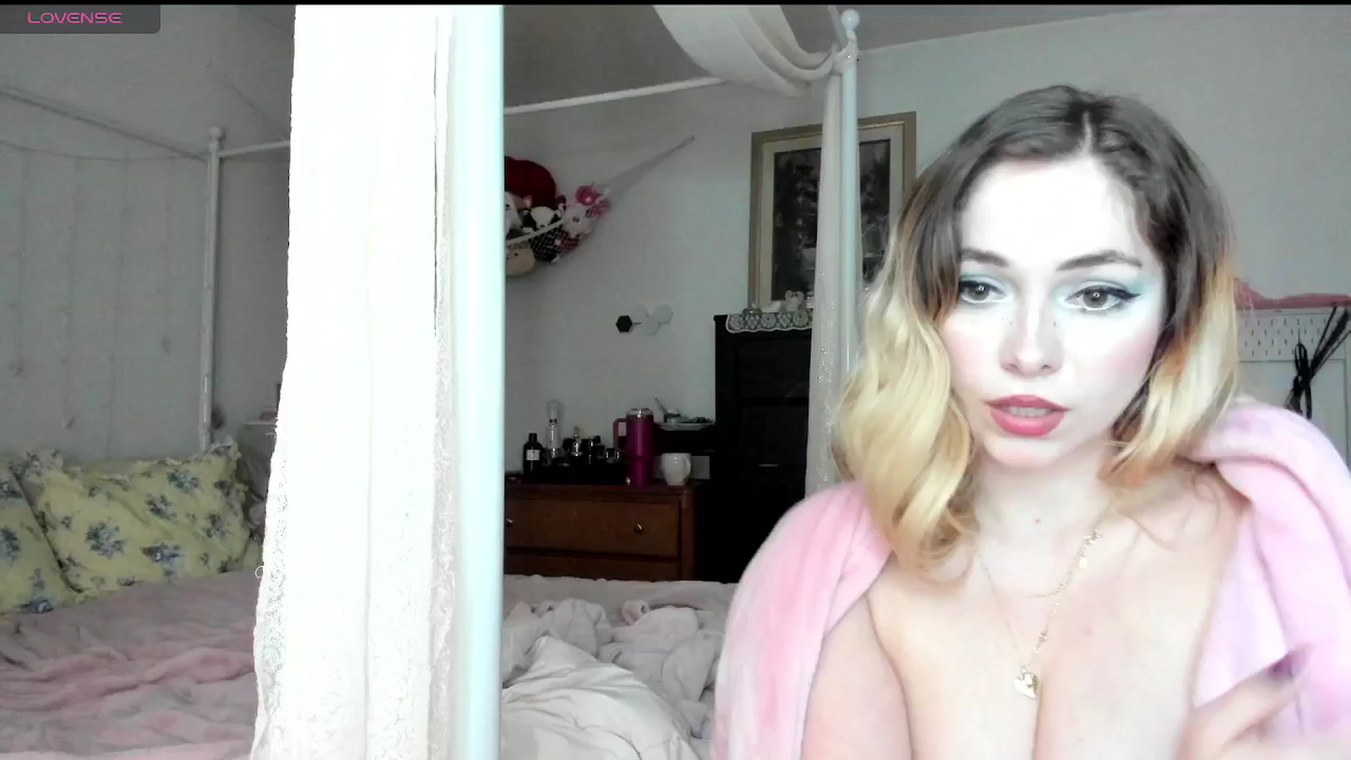 Gallery image thumbnail from lolypopbubble's myfreecams stream on, 04/02/2025, 21:25 image 6 of 20