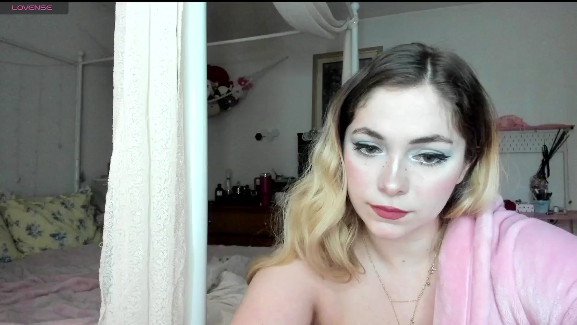 Gallery image thumbnail from lolypopbubble's myfreecams stream on, 04/02/2025, 21:25 image 10 of 20