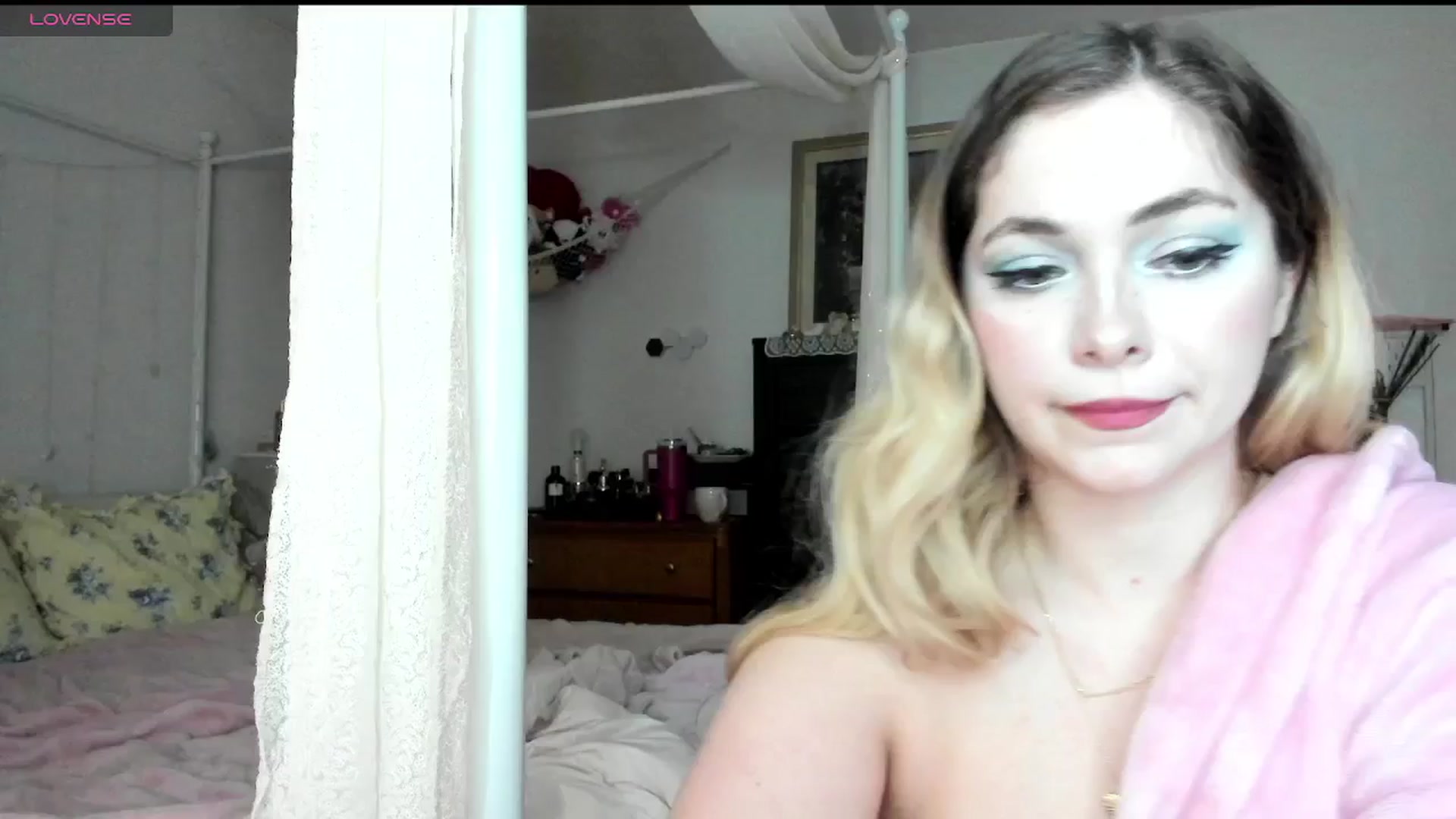 Gallery image thumbnail from lolypopbubble's myfreecams stream on, 04/02/2025, 21:25 image 11 of 20