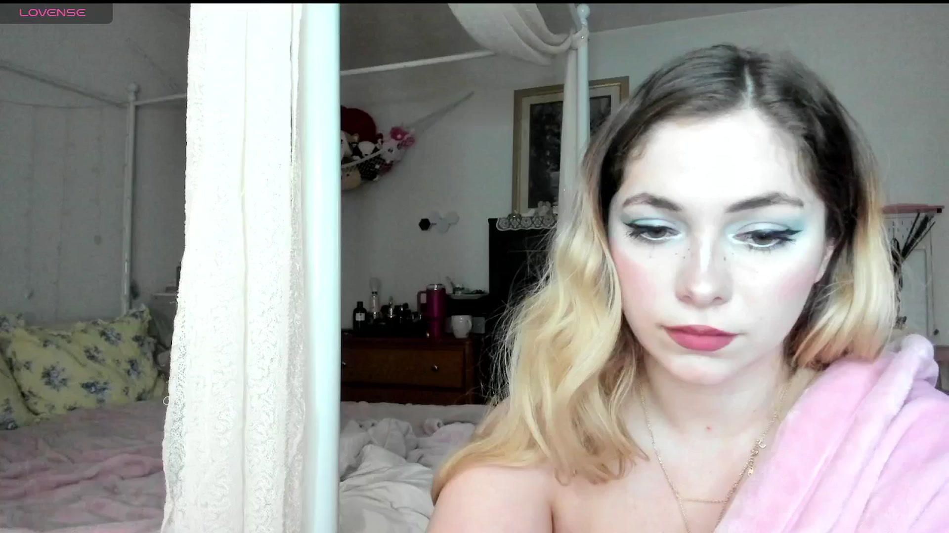 Gallery image thumbnail from lolypopbubble's myfreecams stream on, 04/02/2025, 21:25 image 12 of 20