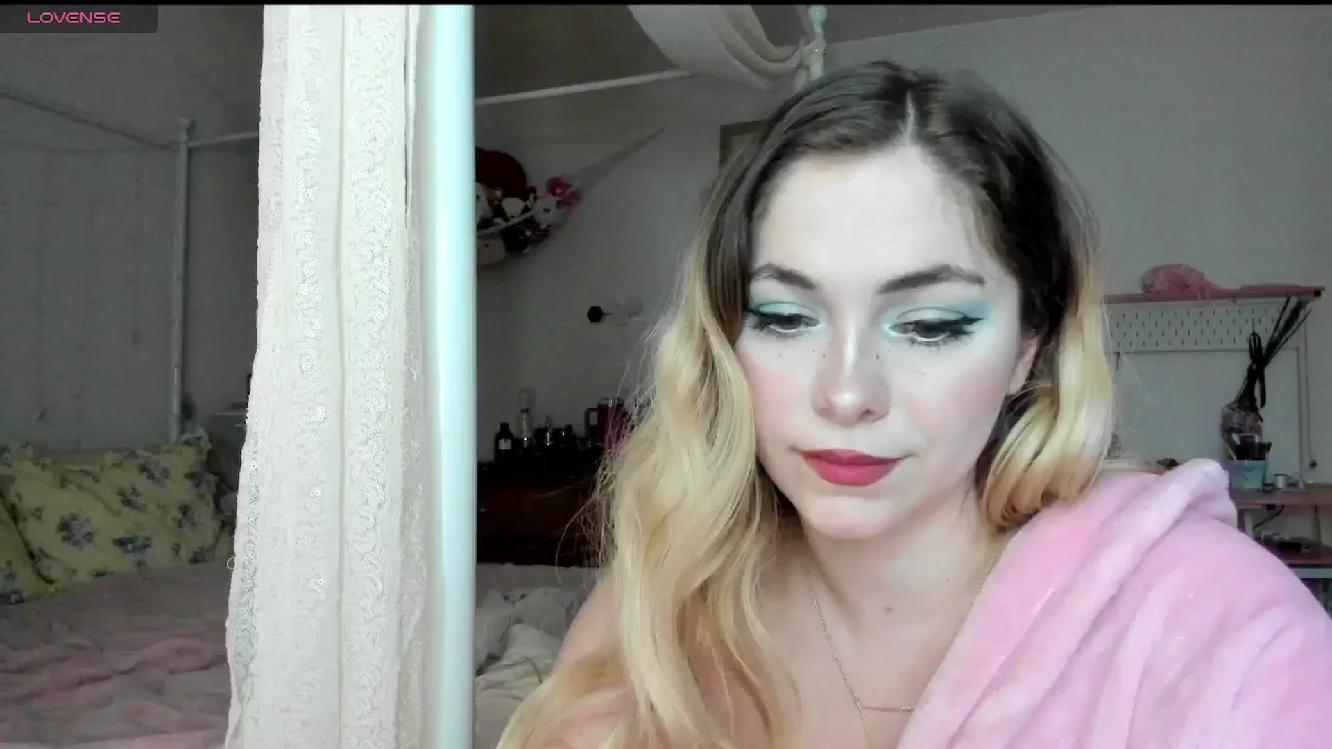 Gallery image thumbnail from lolypopbubble's myfreecams stream on, 04/02/2025, 21:25 image 13 of 20