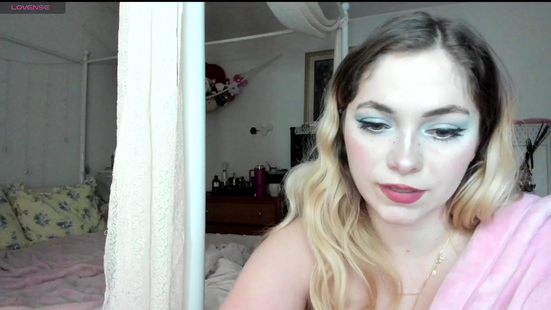 Gallery image thumbnail from lolypopbubble's myfreecams stream on, 04/02/2025, 21:25 image 16 of 20