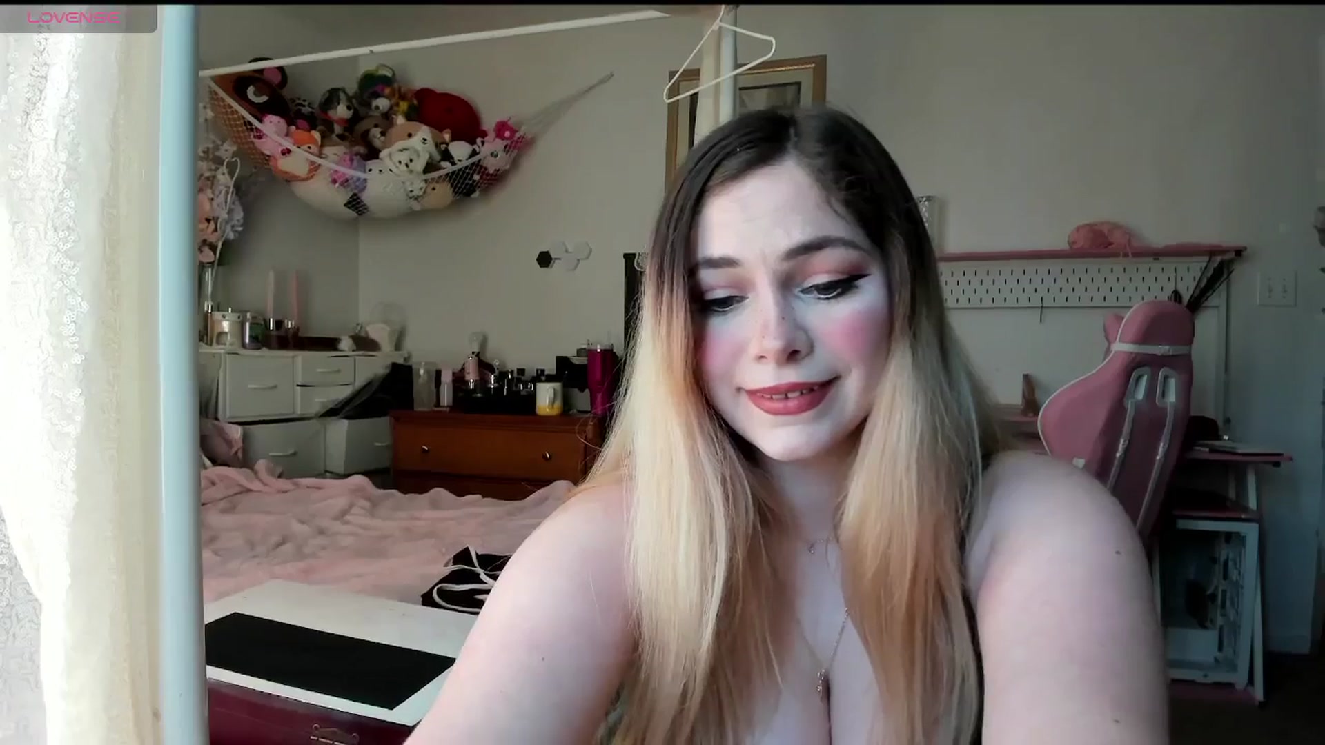 Gallery image thumbnail from lolypopbubble's myfreecams stream on, 04/08/2025, 21:13 image 14 of 20