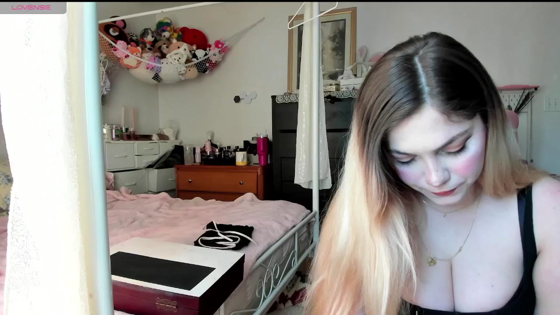 Gallery image thumbnail from lolypopbubble's myfreecams stream on, 04/08/2025, 21:13 image 9 of 20
