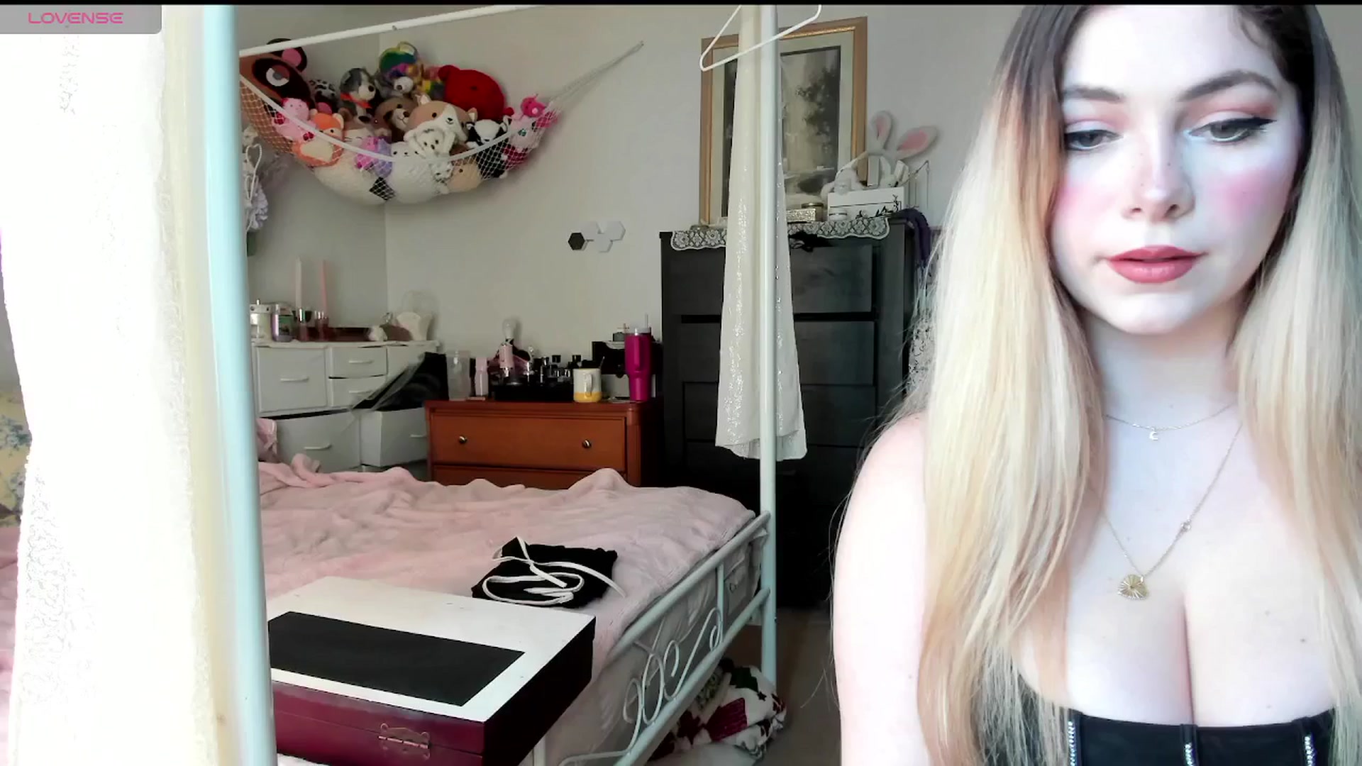 Gallery image thumbnail from lolypopbubble's myfreecams stream on, 04/08/2025, 21:13 image 10 of 20