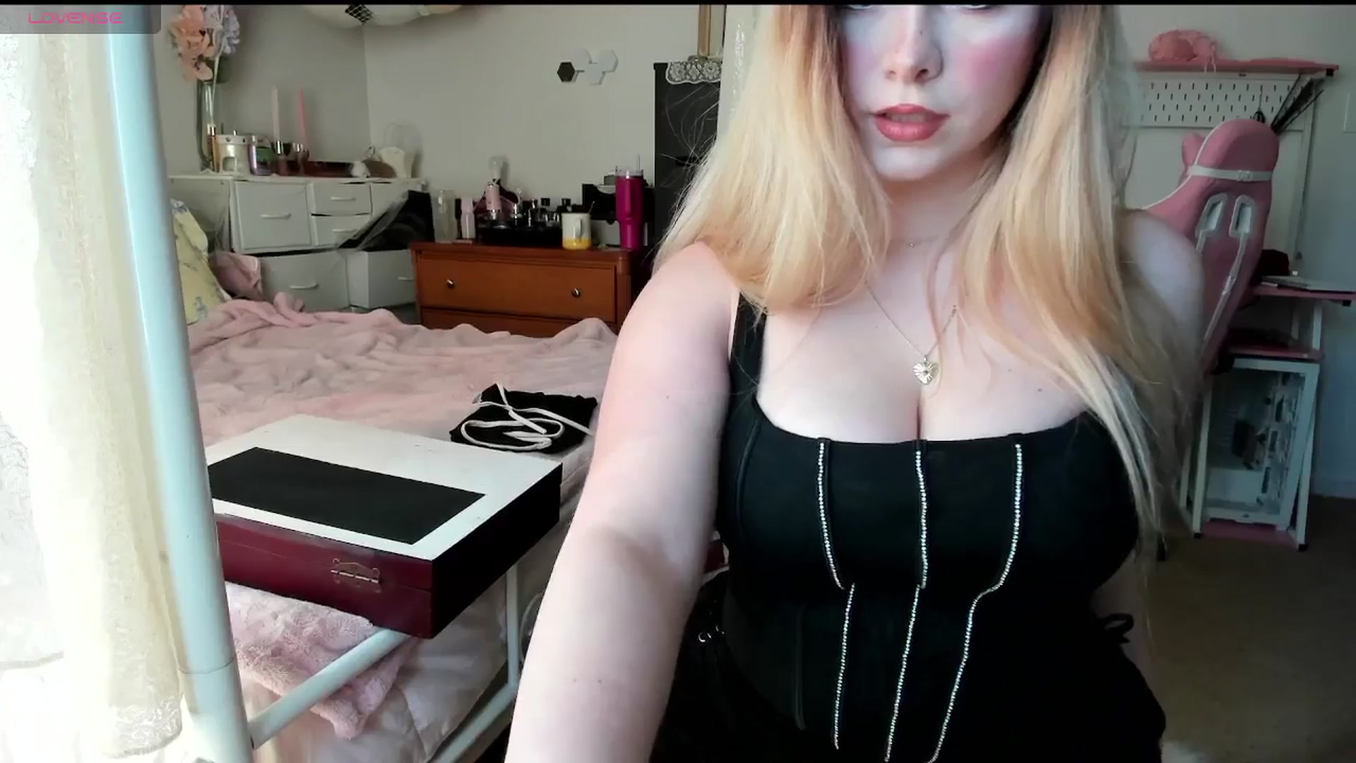 Gallery image thumbnail from lolypopbubble's myfreecams stream on, 04/08/2025, 21:13 image 16 of 20