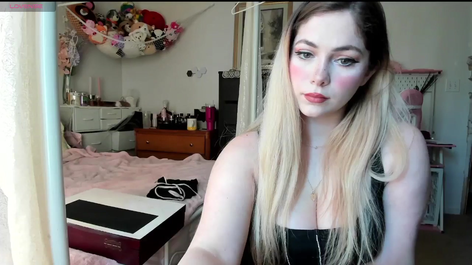 Gallery image thumbnail from lolypopbubble's myfreecams stream on, 04/08/2025, 21:13 image 18 of 20