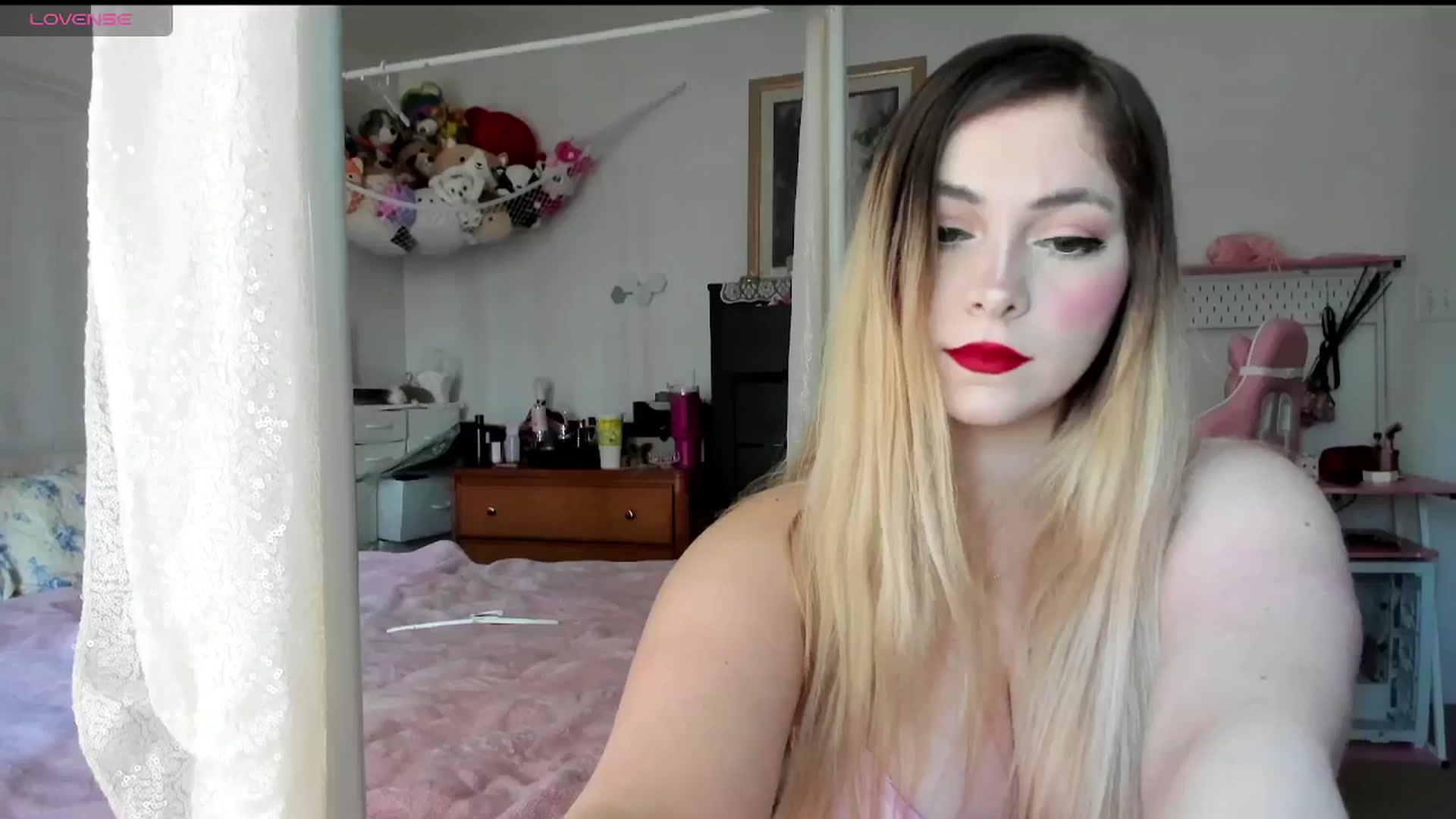 Gallery image thumbnail from lolypopbubble's myfreecams stream on, 04/09/2025, 19:36 image 4 of 20