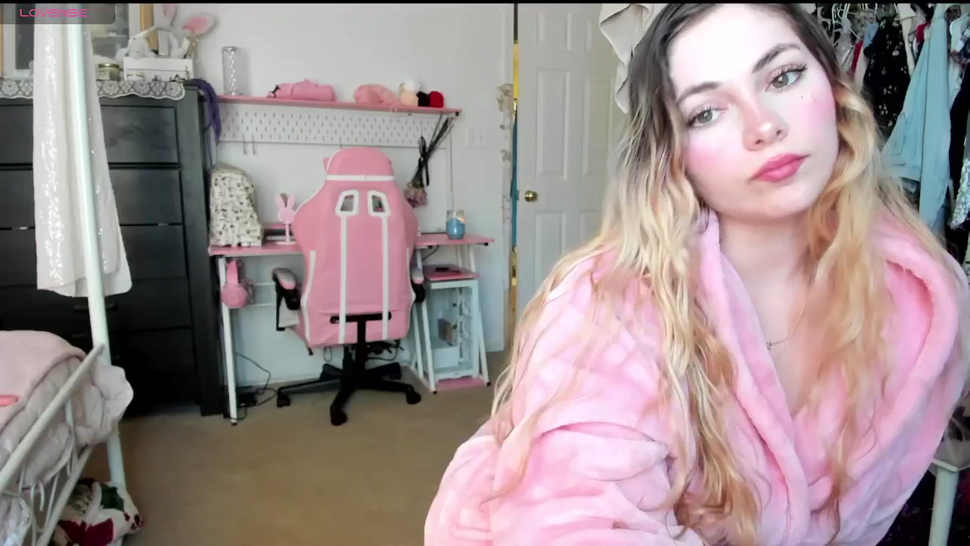 Gallery image thumbnail from lolypopbubble's myfreecams stream on, 04/14/2025, 21:07 image 1 of 20